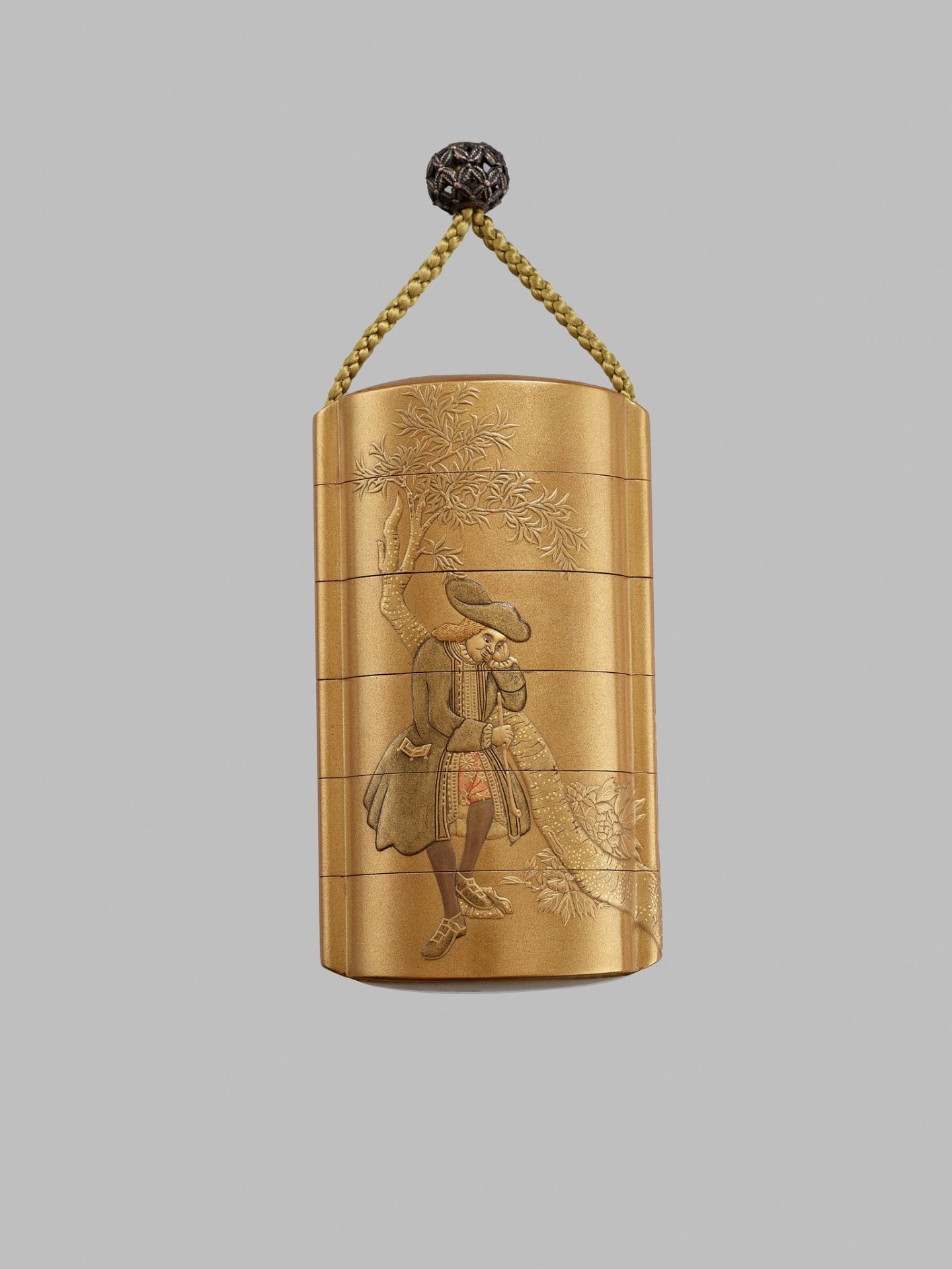 KAJIKAWA: A VERY RARE GOLD LACQUER FIVE-CASE INRO DEPICTING DUTCHMEN - Image 7 of 8