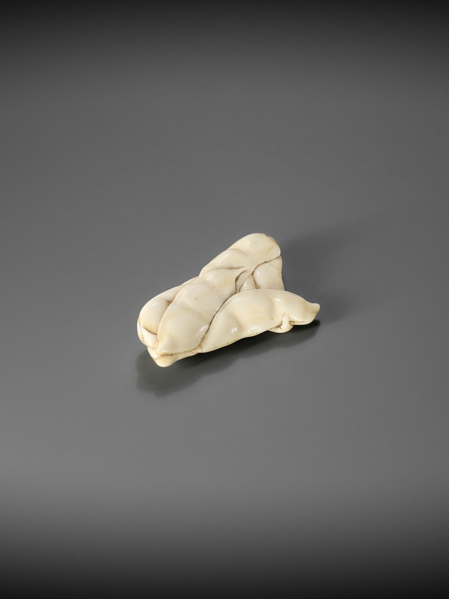 A SUPERB STAG ANTLER NETSUKE OF EDAMAME BEAN-PODS - Image 6 of 9