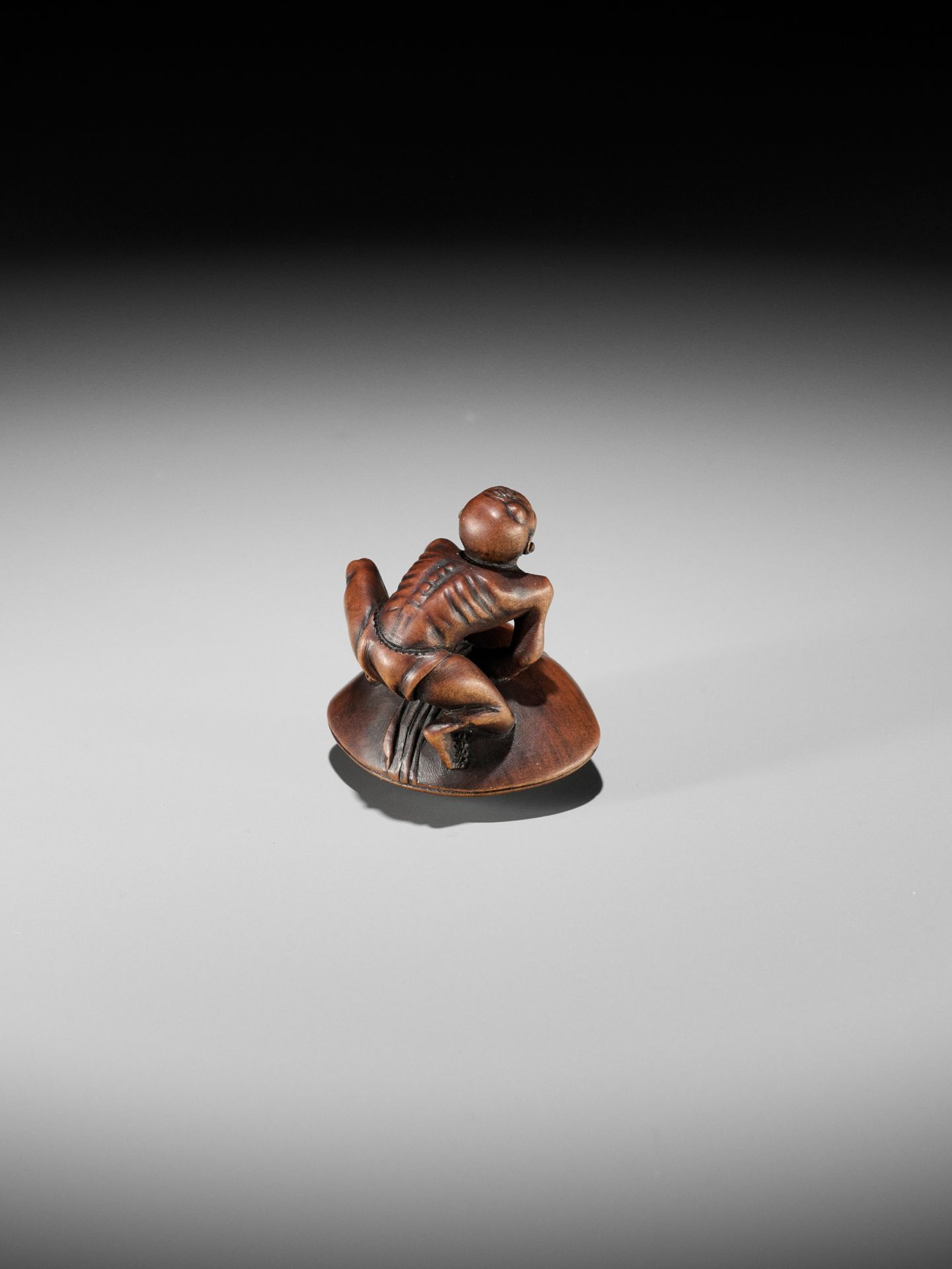 GYOKUZAN: A MASTERFUL MINIATURE WOOD NETSUKE OF A BLINDMAN BEING TRAPPED BY A CLAM - Image 8 of 12