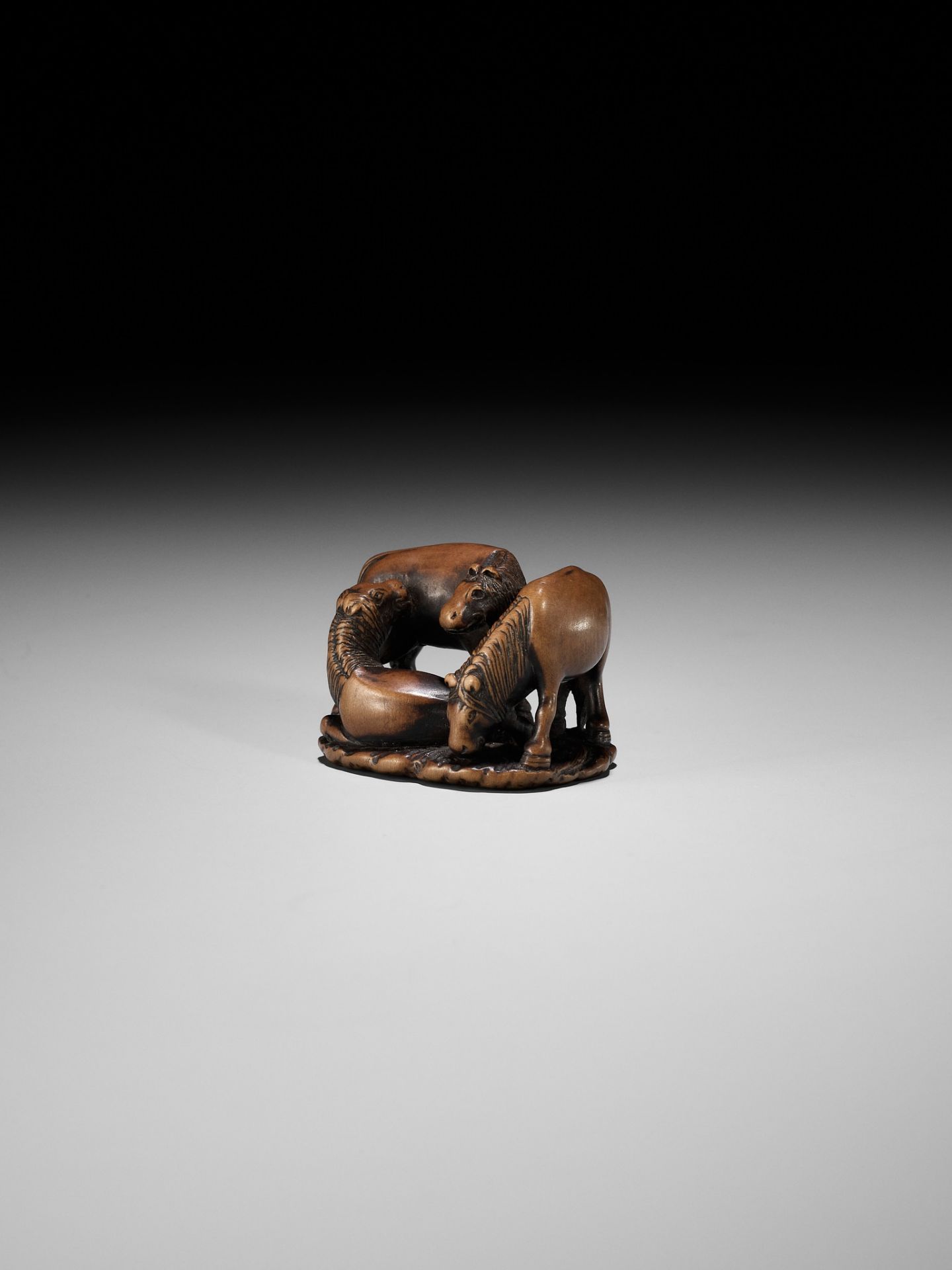 ISSAI: A CHARMING WOOD NETSUKE OF THREE HORSES - Bild 3 aus 11