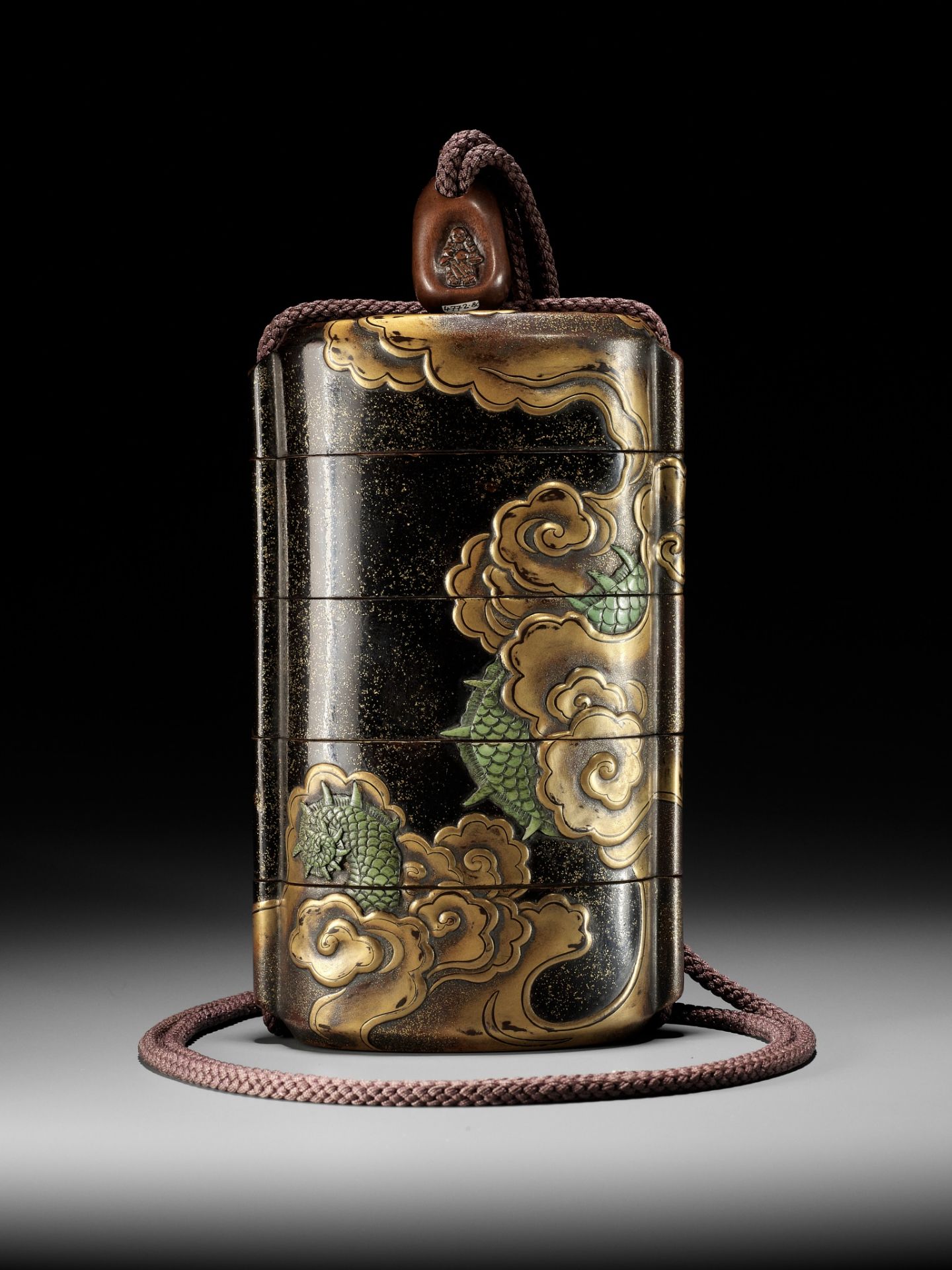 KAJIKAWA KYUJIRO: EXCEPTIONALLY LARGE AND IMPORTANT LACQUER FOUR CASE INRO WITH DRAGON, DATED 1647 - Bild 7 aus 18