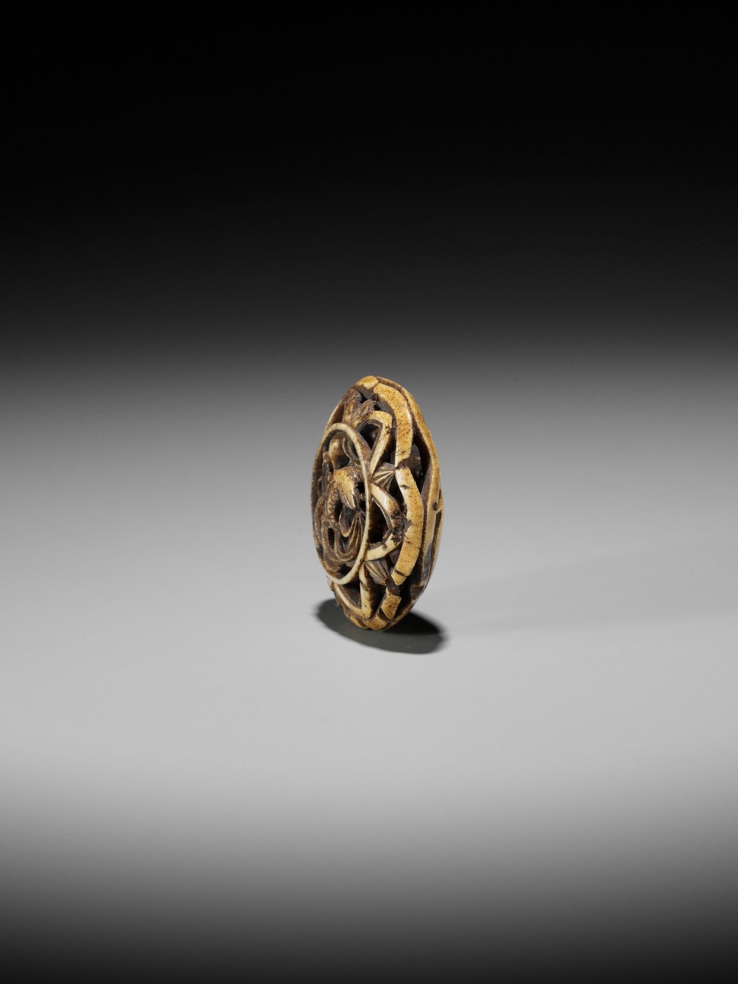 A STAG ANTLER RYUSA MANJU NETSUKE OF A HO-O BIRD AND UNUSUAL MON - Image 8 of 11