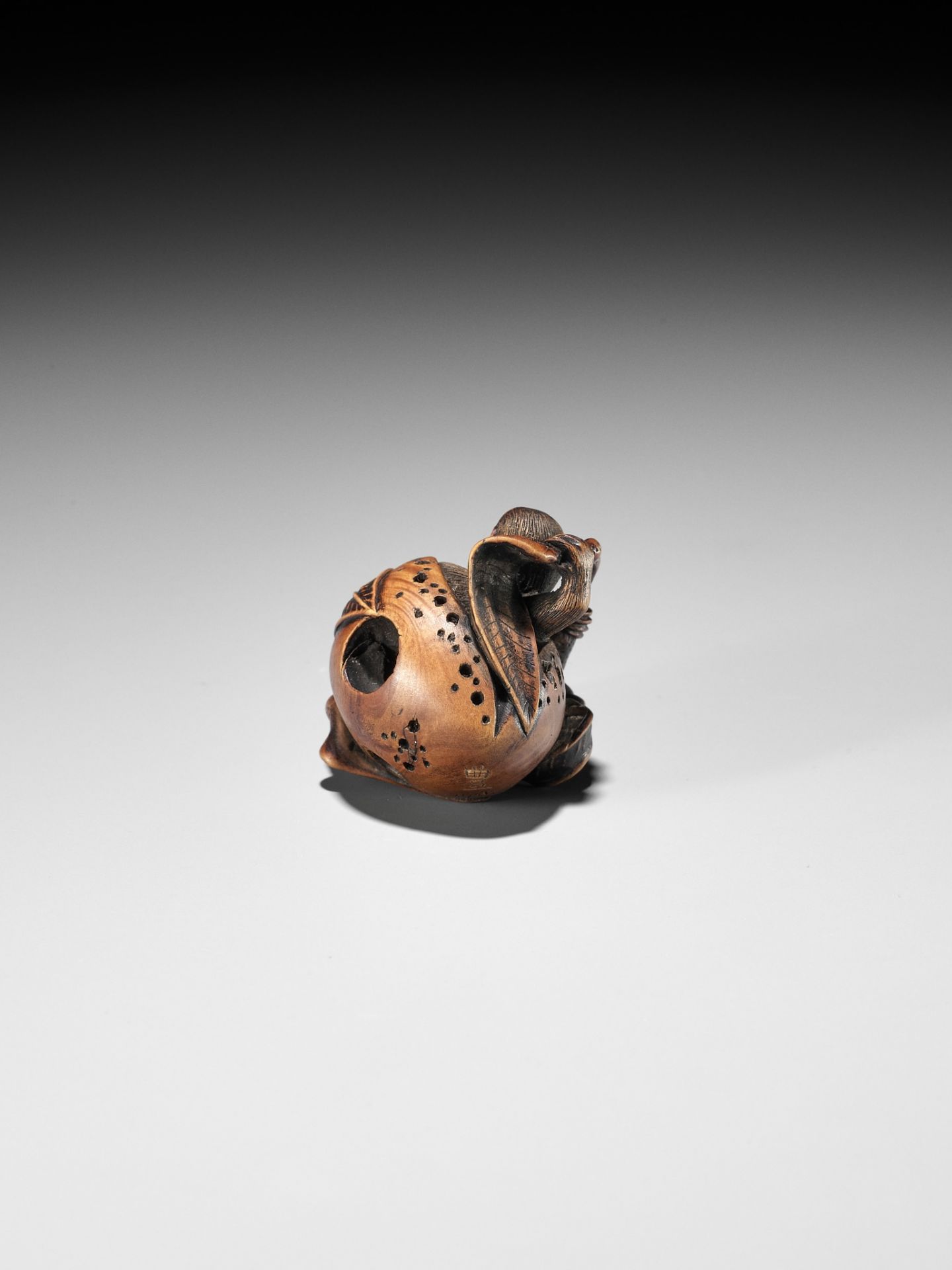 TOYOSHIMA: A FINE WOOD NETSUKE OF A MONKEY EMERGING FROM A PEACH - Bild 8 aus 13