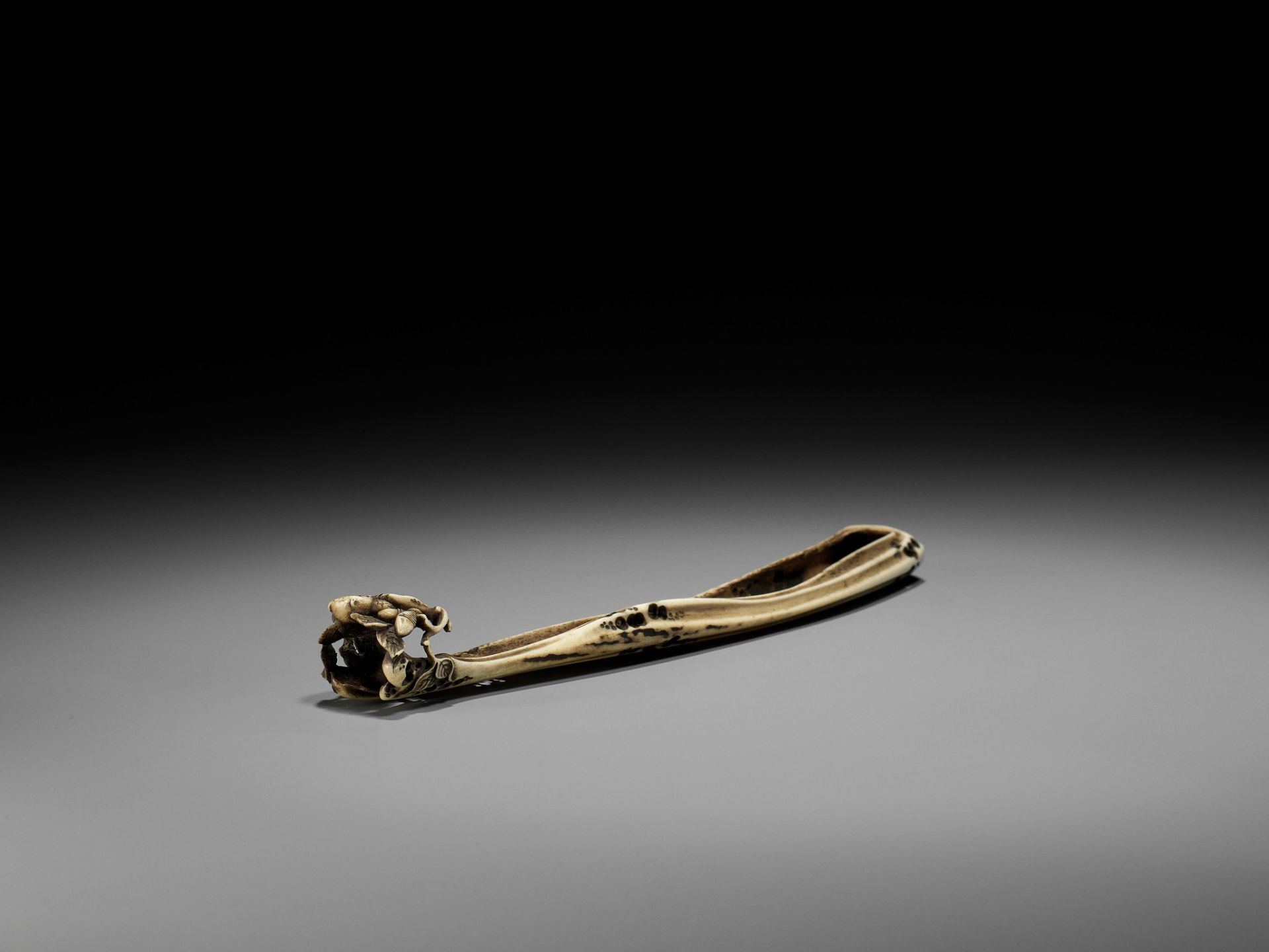 HAKUMIN: A FINE STAG ANTLER KISERUZUTSU WITH AN OWL - Image 10 of 10