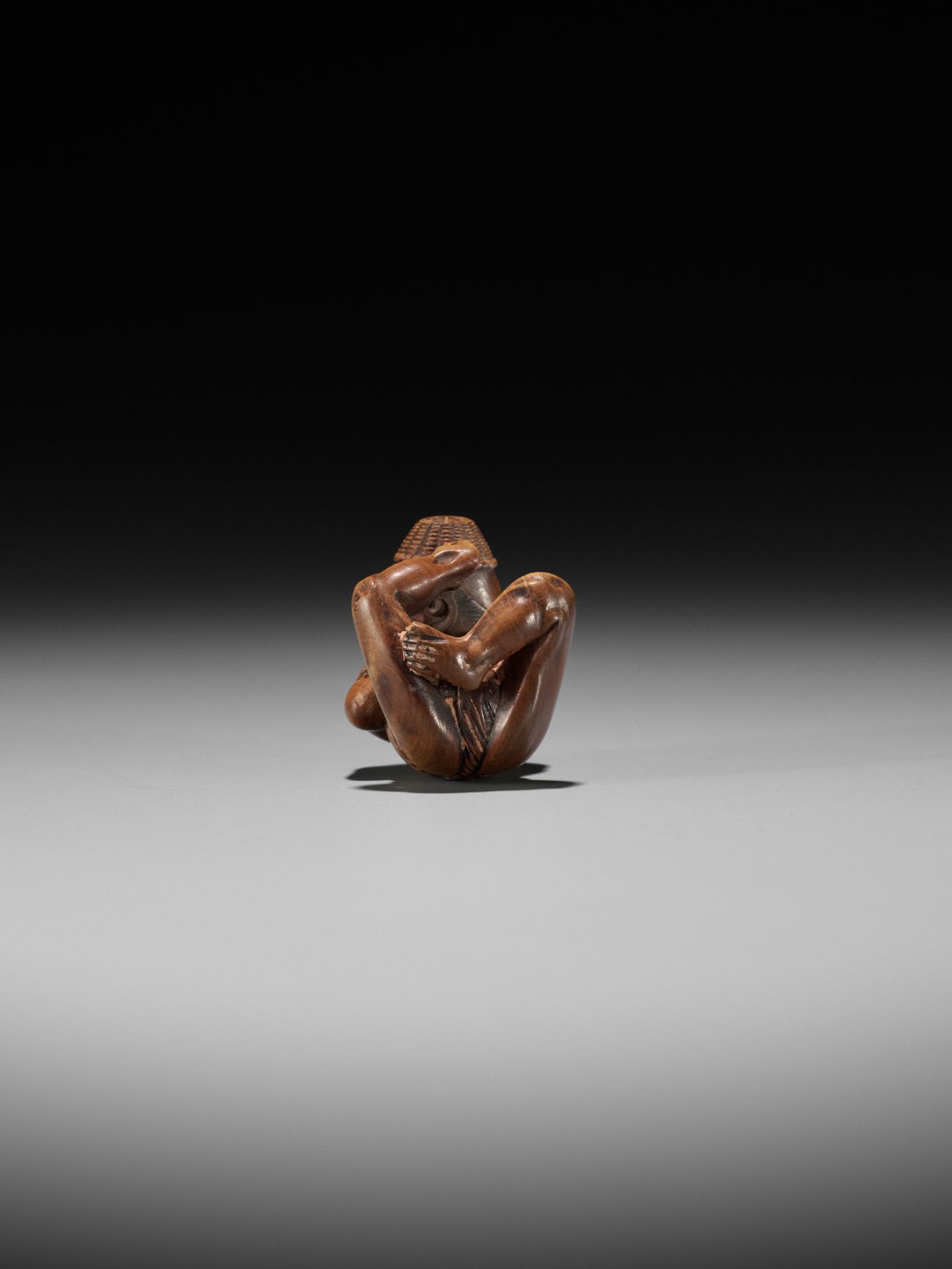 AN AMUSING EDO SCHOOL WOOD NETSUKE OF A MOXA CONTORTIONIST - Image 7 of 15