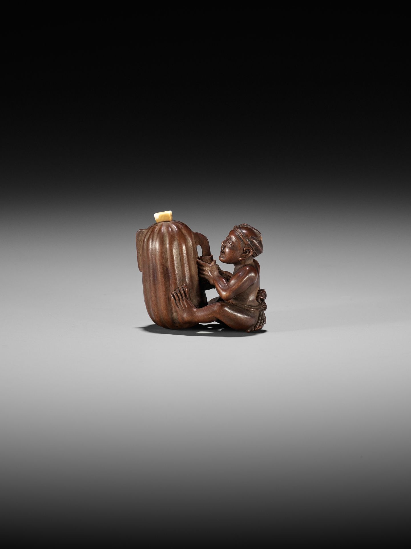 SHUGETSU SHIZAN: A FINE WOOD NETSUKE OF A MAN CUTTING A GIGANTIC GOURD - Image 3 of 11