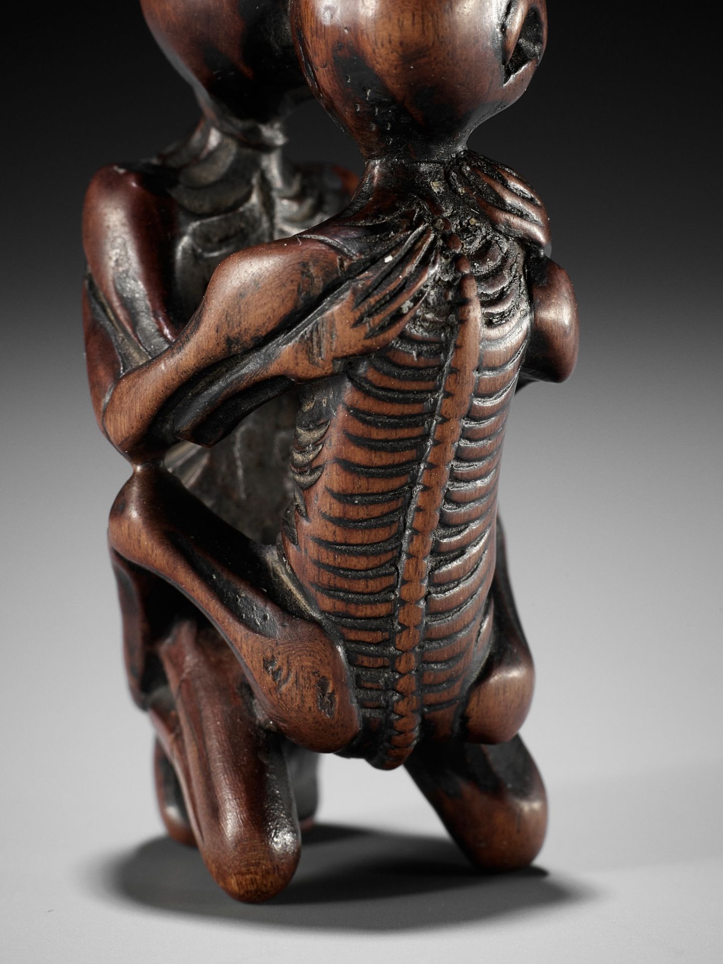 GYOKUSEN: A SUPERB WOOD NETSUKE OF TWO AMOROUS SKELETONS - Bild 14 aus 14