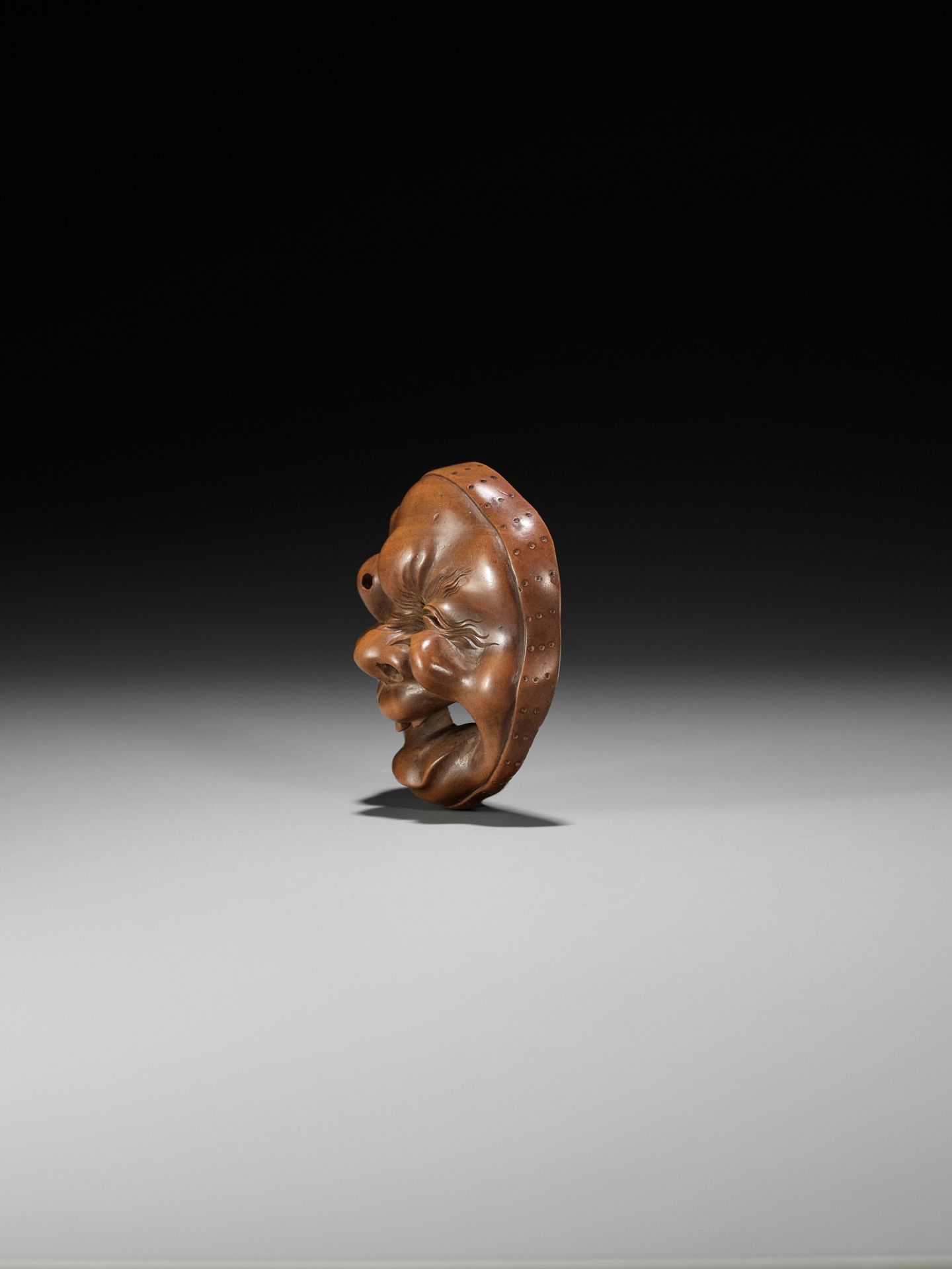 A LARGE AND SUPERB WOOD MASK NETSUKE OF A GROTESQUELY GRIMACING MAN, ATTRIBUTED TO KOKEISAI SANSHO - Bild 3 aus 12