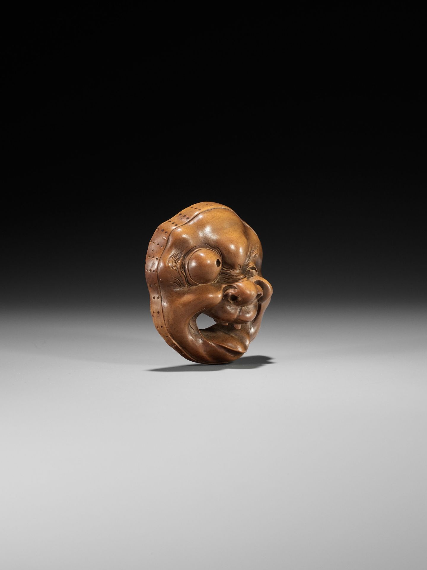 A LARGE AND SUPERB WOOD MASK NETSUKE OF A GROTESQUELY GRIMACING MAN, ATTRIBUTED TO KOKEISAI SANSHO - Bild 7 aus 12