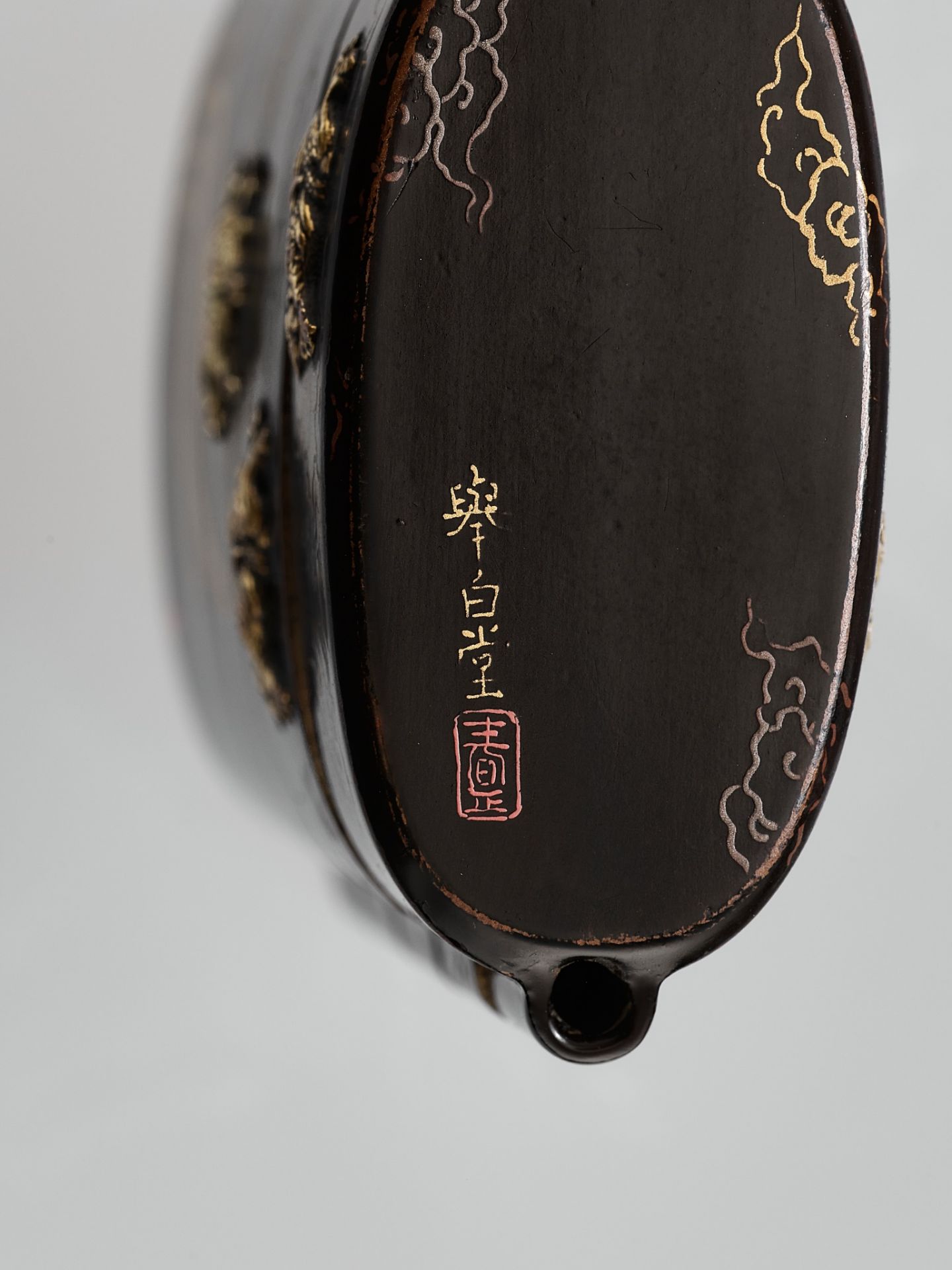 SHUNSHO: A VERY RARE GILT- INLAID LACQUER FOUR-CASE INRO WITH SHISHI AND HO-O BIRD - Bild 8 aus 8