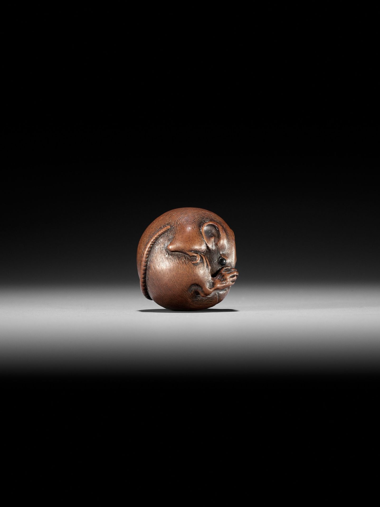 ITTAN: A FINE WOOD NETSUKE OF A COILED RAT - Bild 8 aus 11