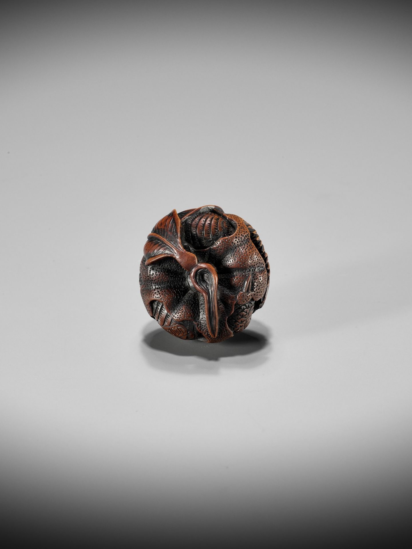 TOYOMASA: A FINE WOOD NETSUKE OF A DRAGON IN A MIKAN - Bild 8 aus 11