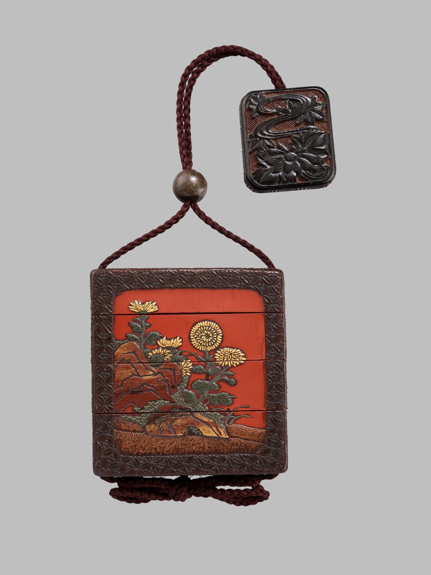 A VERY RARE RYUKYU LACQUER THREE-CASE INRO DEPICTING FIGHTING BEARS AND CHRYSANTHEMUM - Image 6 of 7