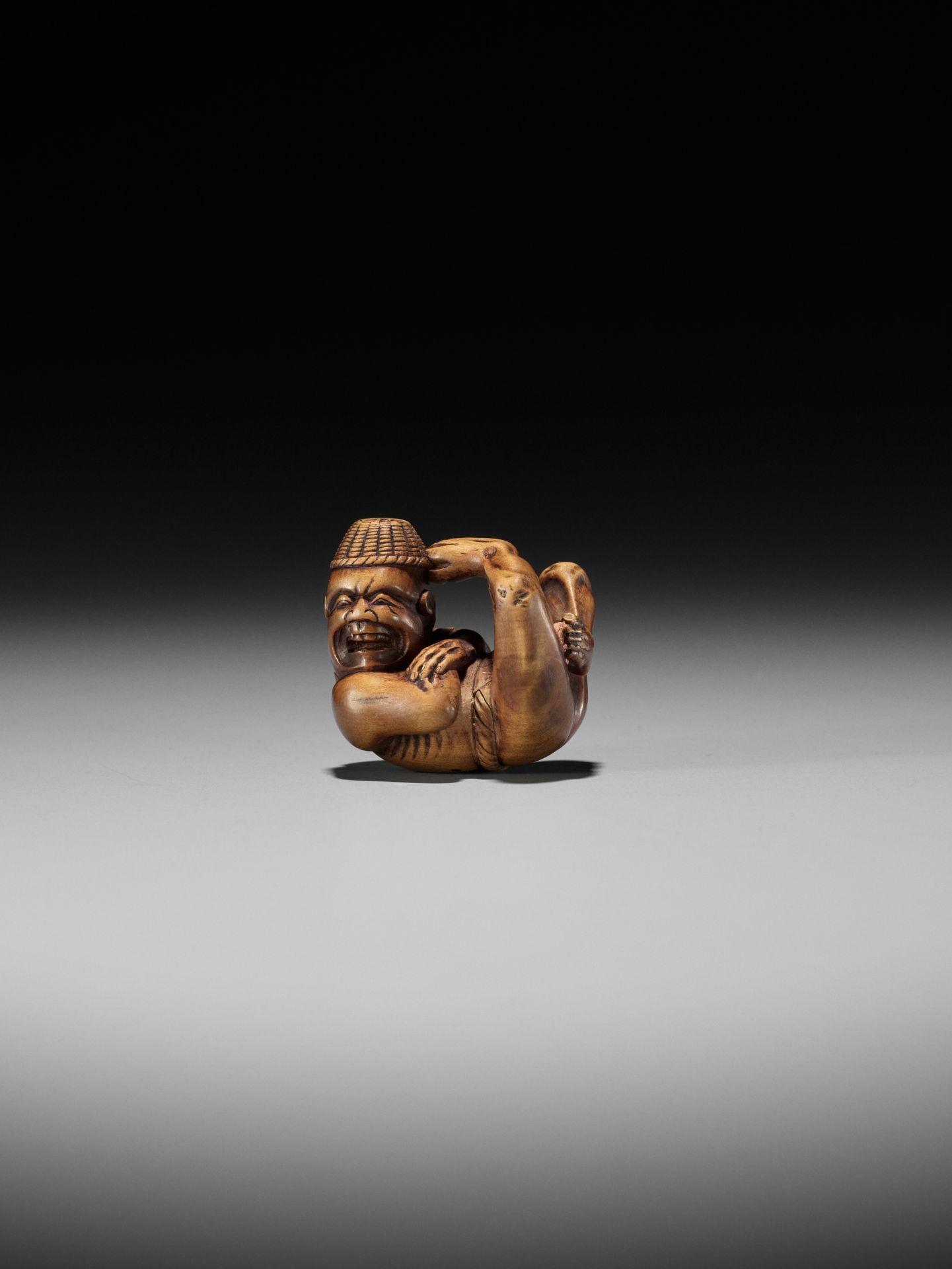 AN AMUSING EDO SCHOOL WOOD NETSUKE OF A MOXA CONTORTIONIST - Image 5 of 15