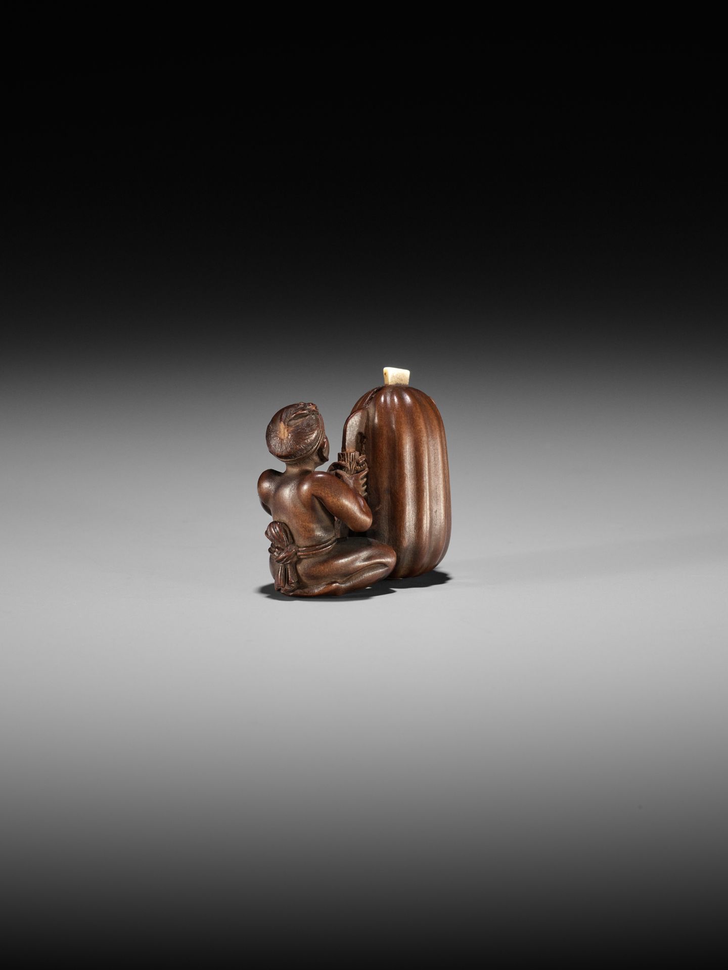 SHUGETSU SHIZAN: A FINE WOOD NETSUKE OF A MAN CUTTING A GIGANTIC GOURD - Image 6 of 11