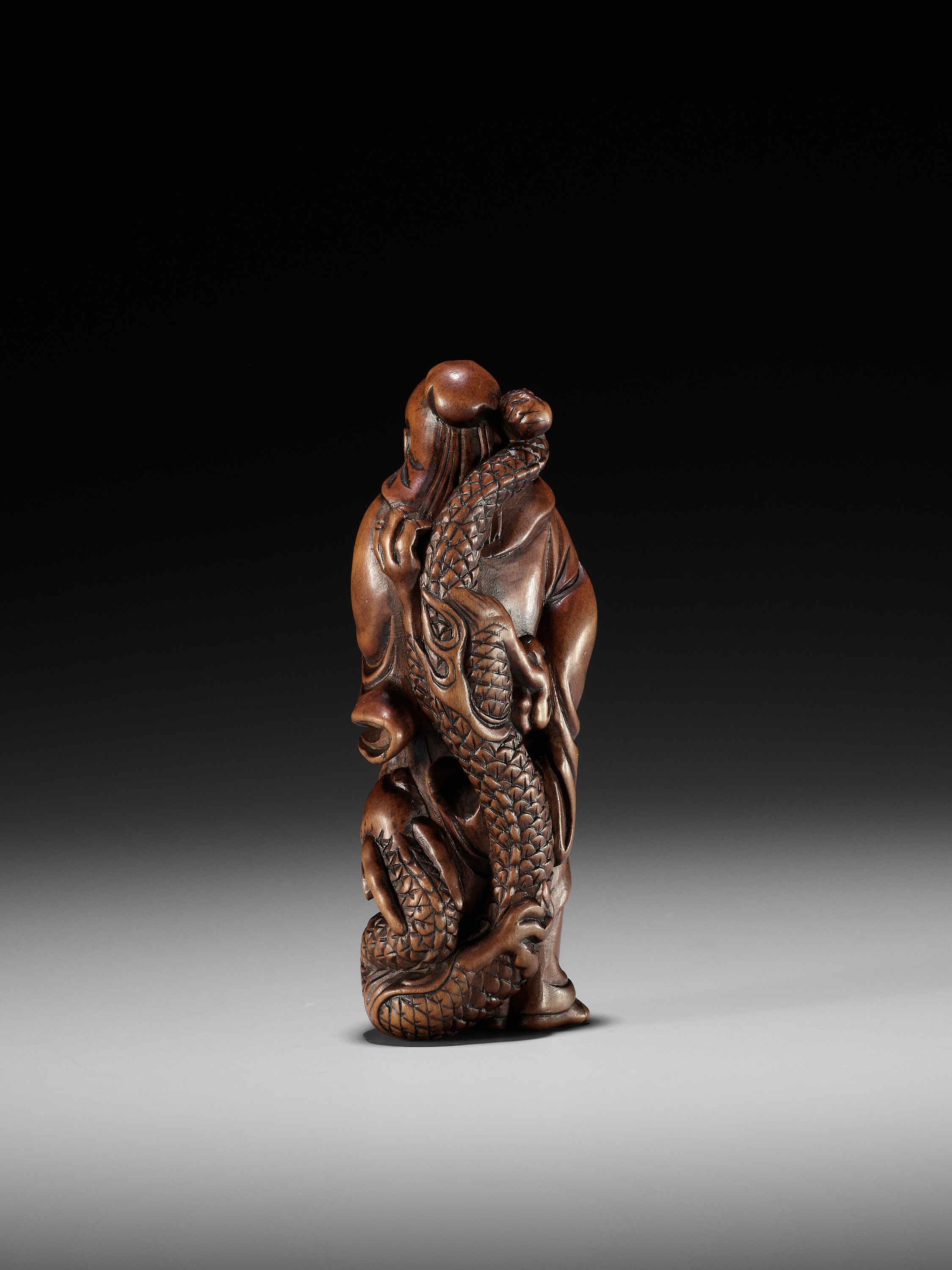 AN EXCEPTIONAL AND RARE WOOD NETSUKE OF RYO TOHIN TAUNTING A DRAGON - Image 8 of 16