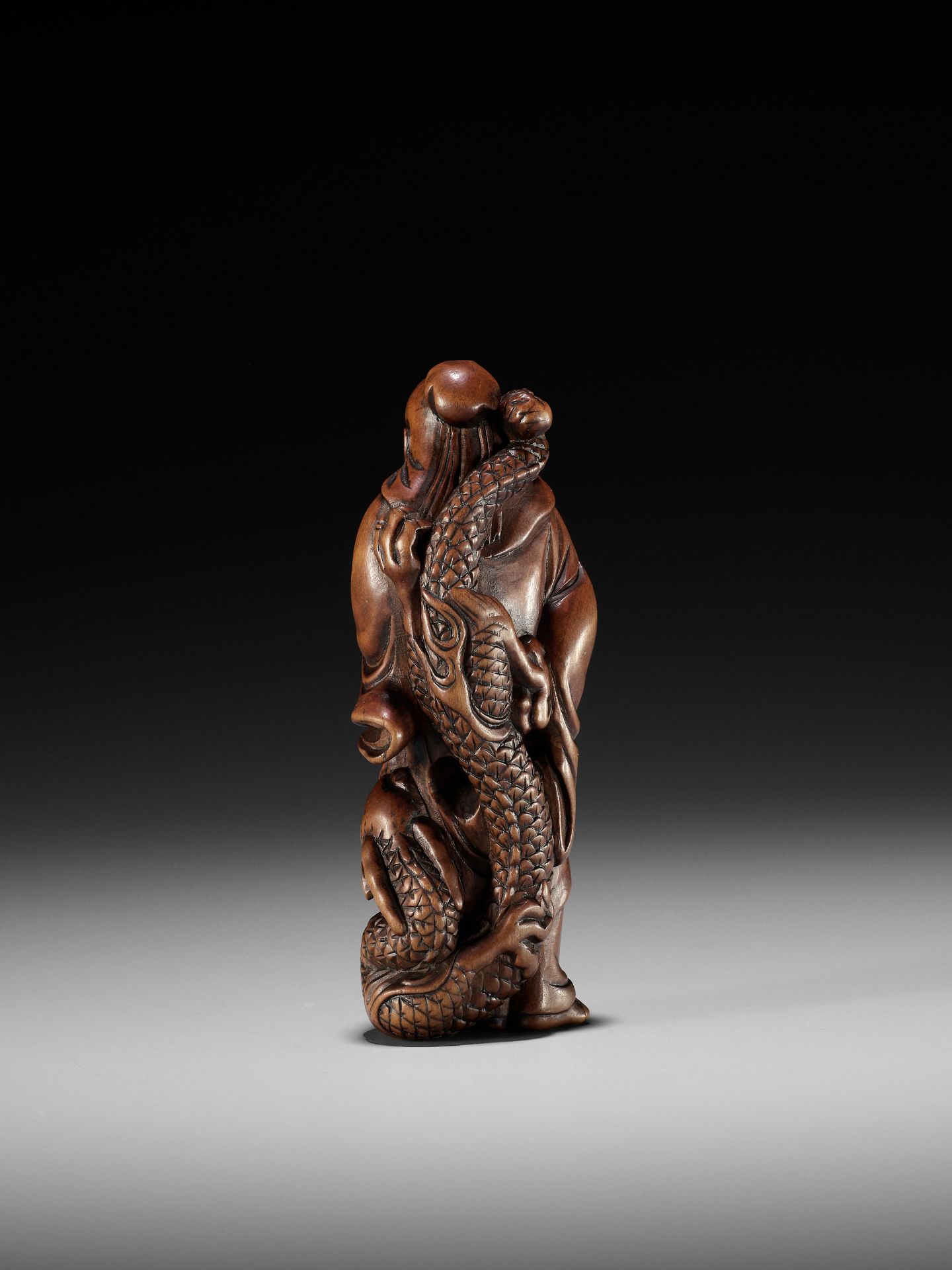 AN EXCEPTIONAL AND RARE WOOD NETSUKE OF RYO TOHIN TAUNTING A DRAGON - Bild 8 aus 16