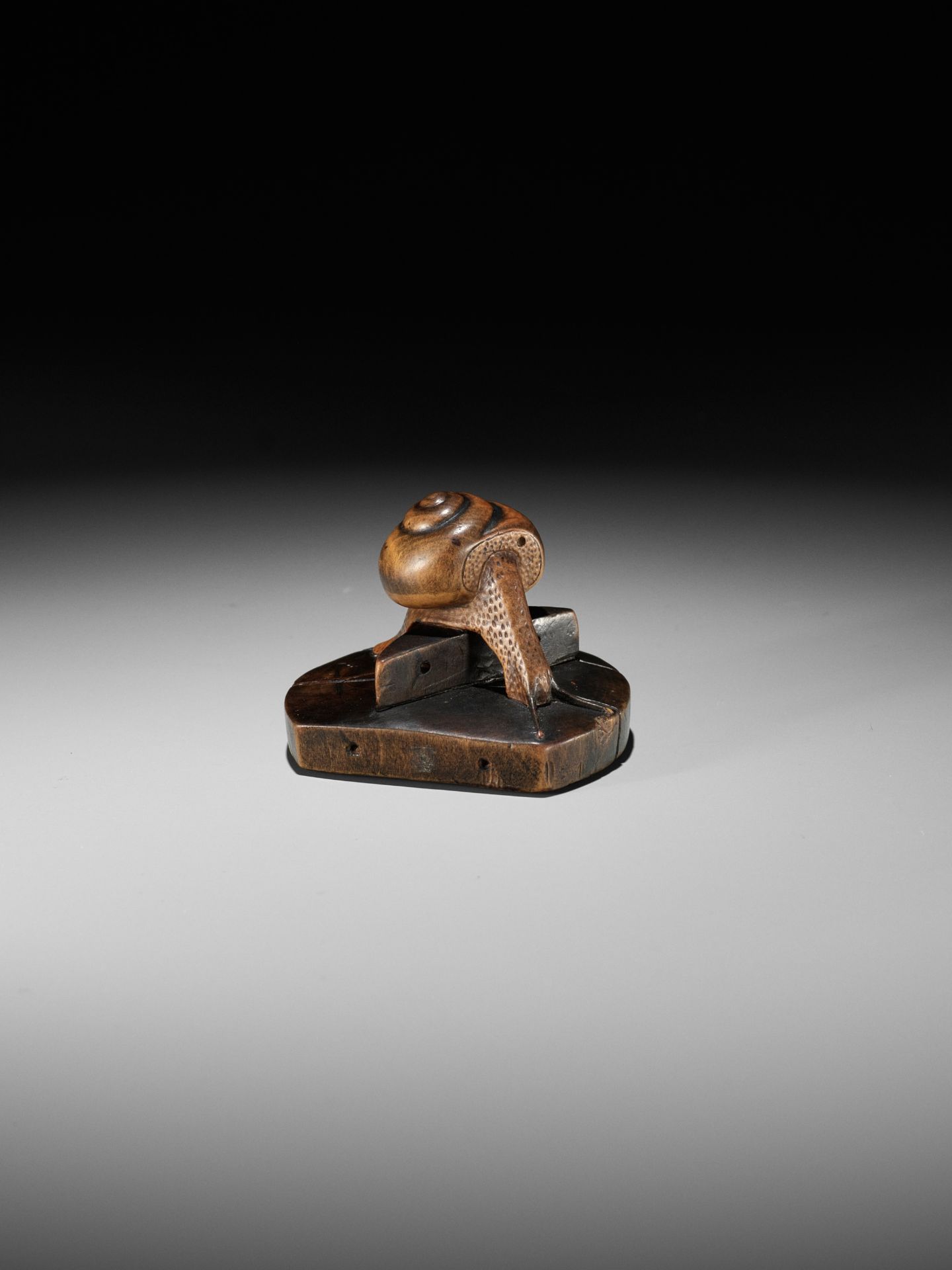 TOMOSHIGE: A RARE WOOD NETSUKE OF A SNAIL ON A WELL BUCKET COVER - Bild 11 aus 13