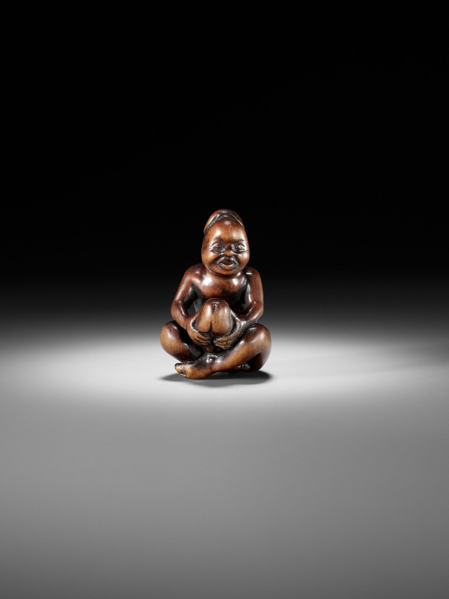 A SUPERB WOOD SHUNGA NETSUKE OF A MAN WITH OKAME MASK - Image 6 of 14