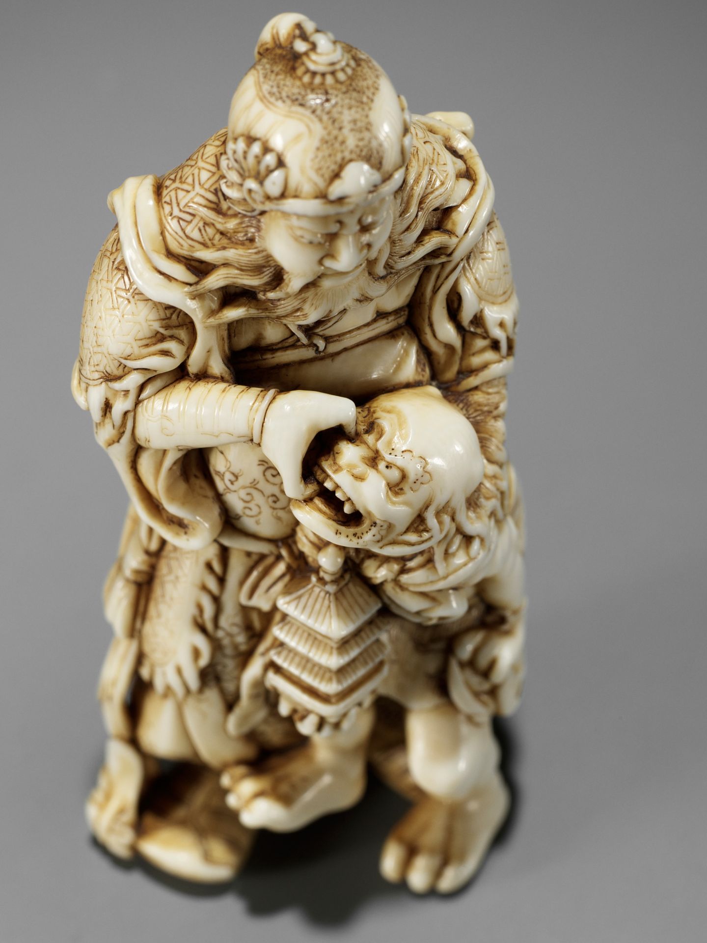 IKKOSAI: AN IMPORTANT AND LARGE IVORY NETSUKE OF IDATEN CAPTURING AN ONI - Bild 12 aus 16