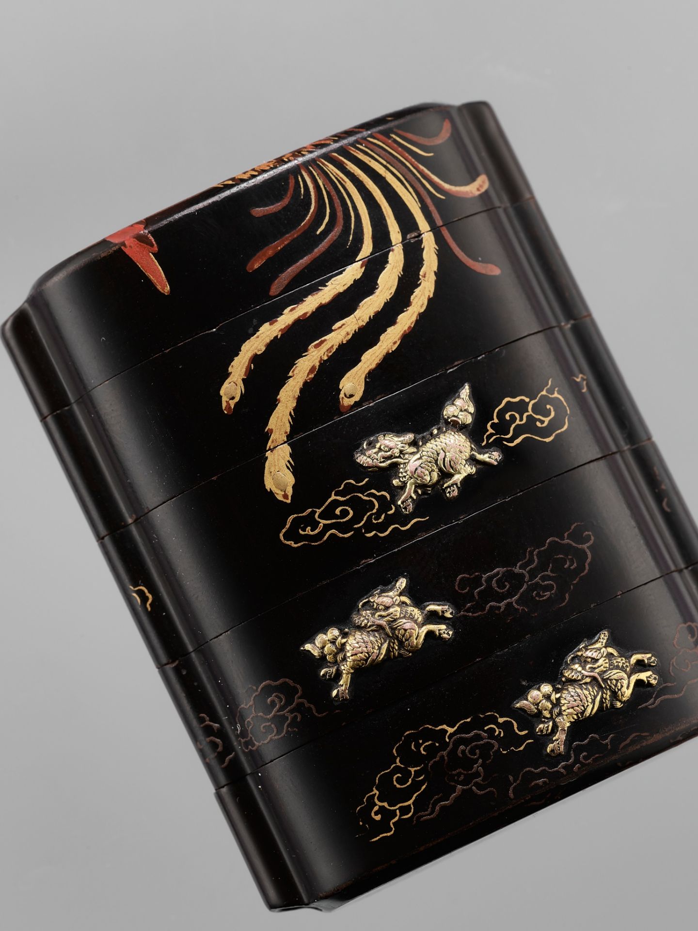 SHUNSHO: A VERY RARE GILT- INLAID LACQUER FOUR-CASE INRO WITH SHISHI AND HO-O BIRD - Bild 7 aus 8