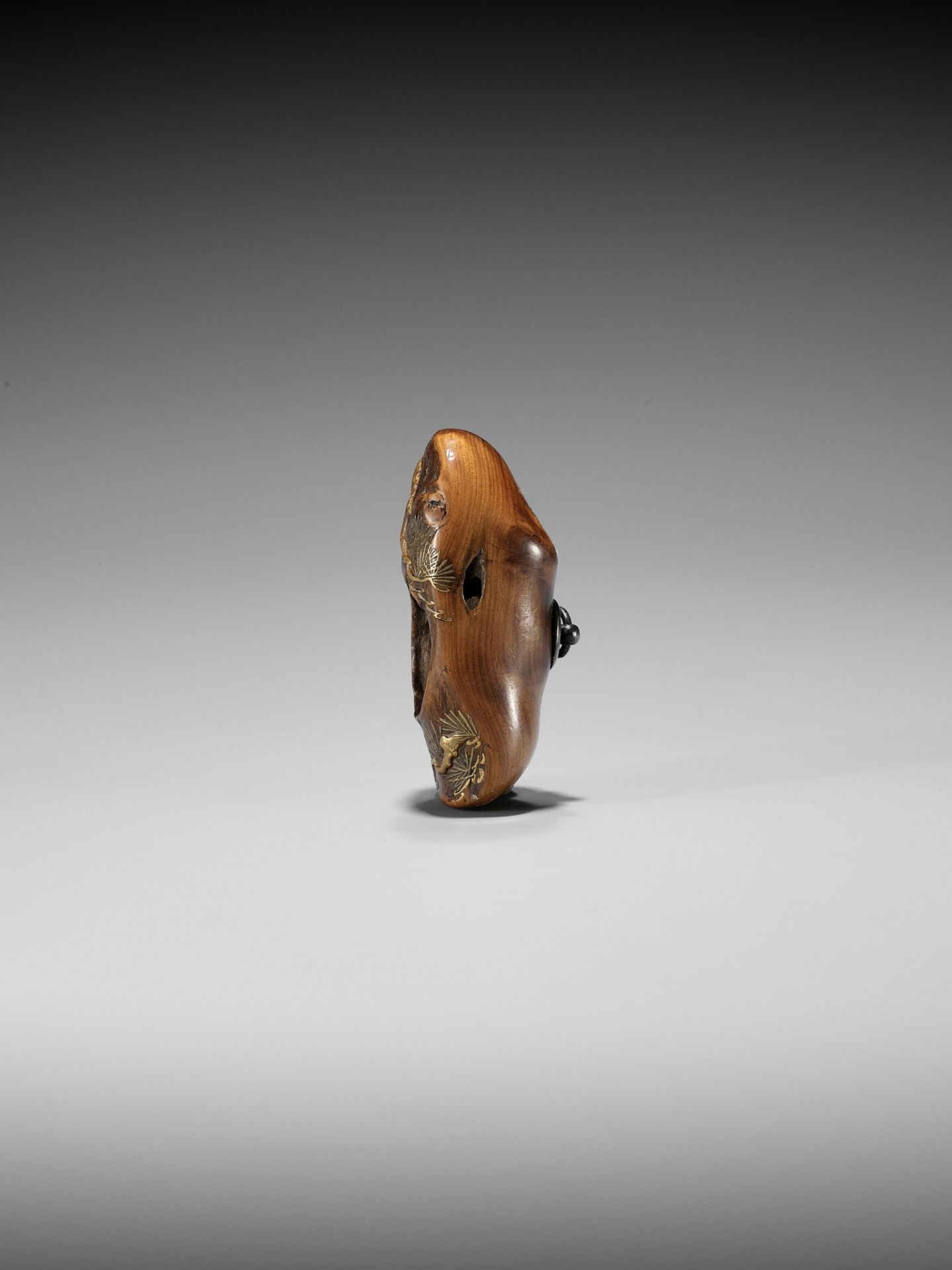 TOYO: A RARE AND UNUSUAL LACQUERED ROOT WOOD NETSUKE OF A SNAKE INSIDE A PINE TREE - Bild 4 aus 10