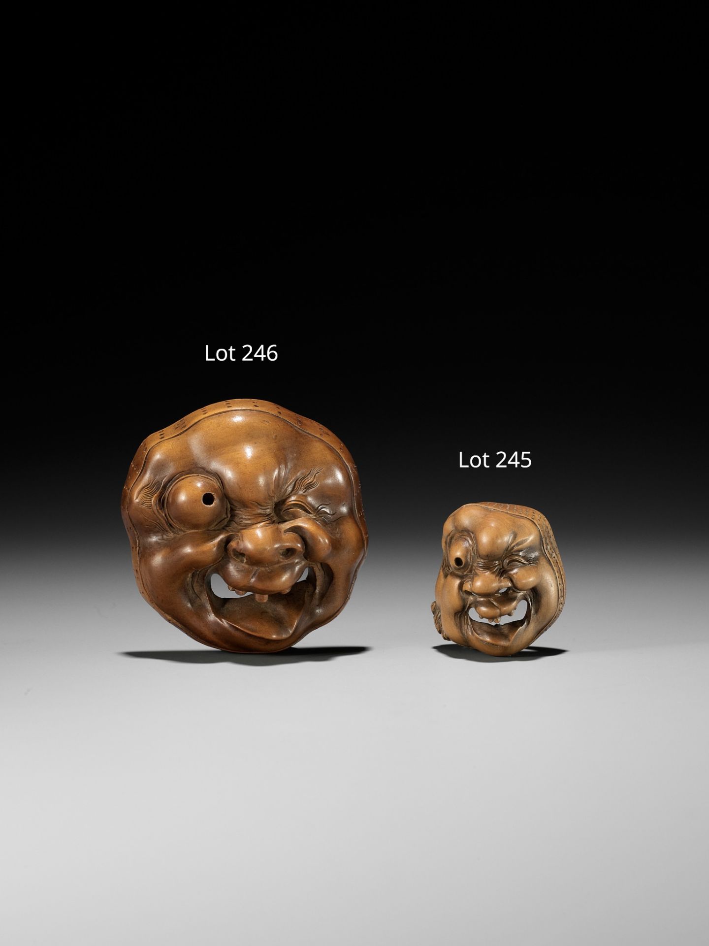 A LARGE AND SUPERB WOOD MASK NETSUKE OF A GROTESQUELY GRIMACING MAN, ATTRIBUTED TO KOKEISAI SANSHO - Bild 4 aus 12