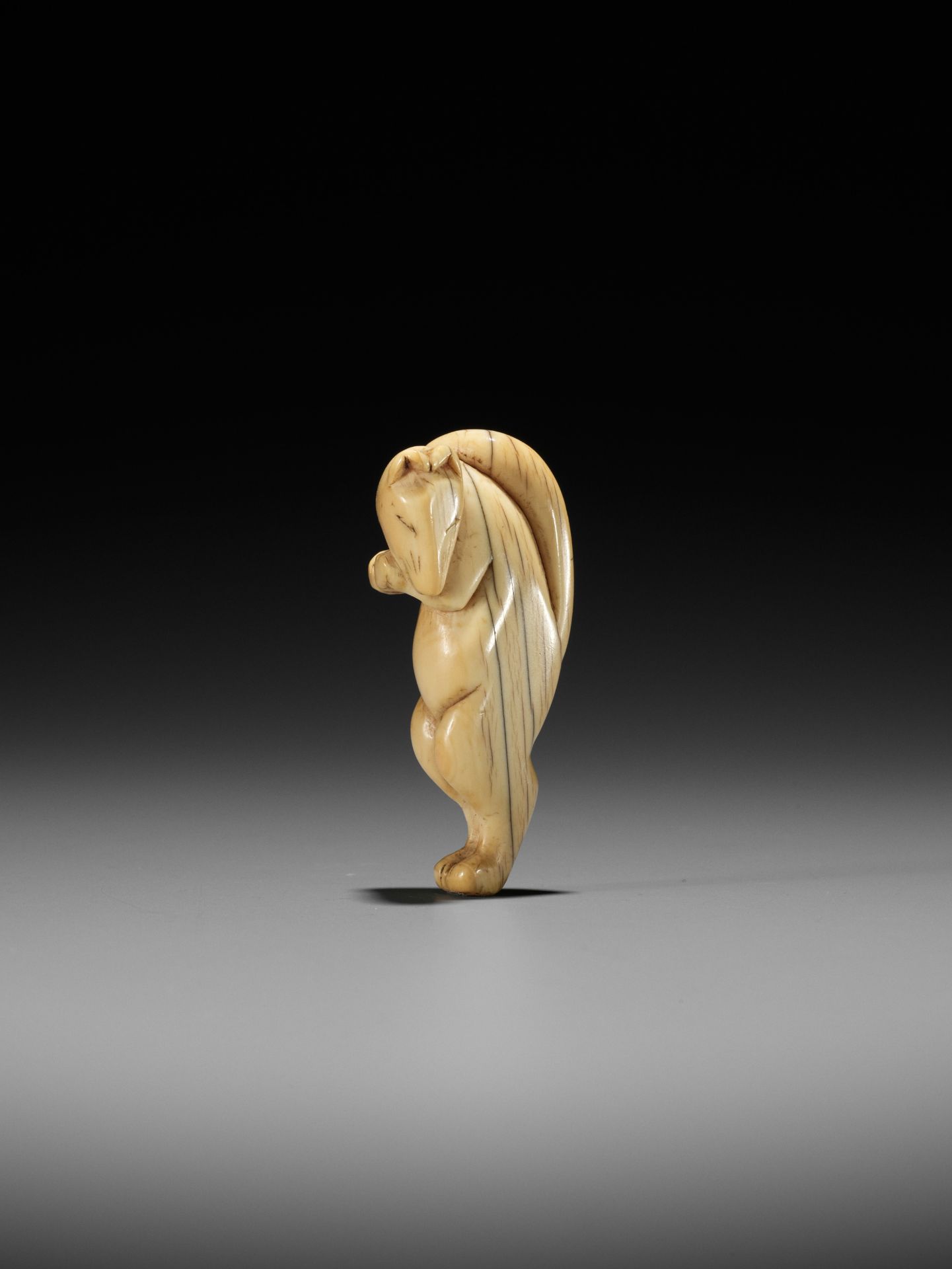 A GOOD IVORY NETSUKE OF A DANCING KITSUNE - Bild 3 aus 11