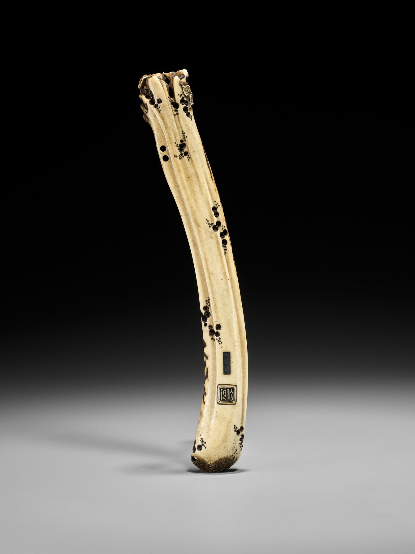 HAKUMIN: A FINE STAG ANTLER KISERUZUTSU WITH AN OWL - Image 3 of 10