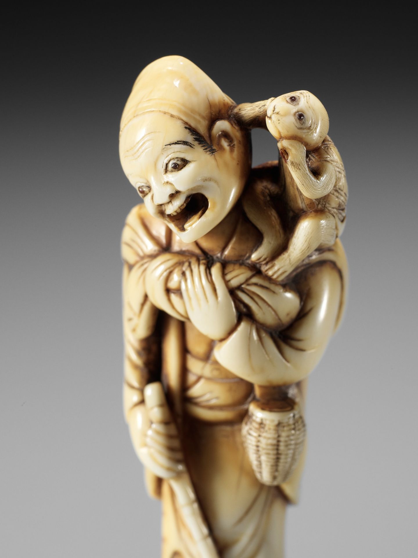 A SUPERB IVORY NETSUKE OF A SARUMAWASHI, ATTRIBUTED TO GECHU