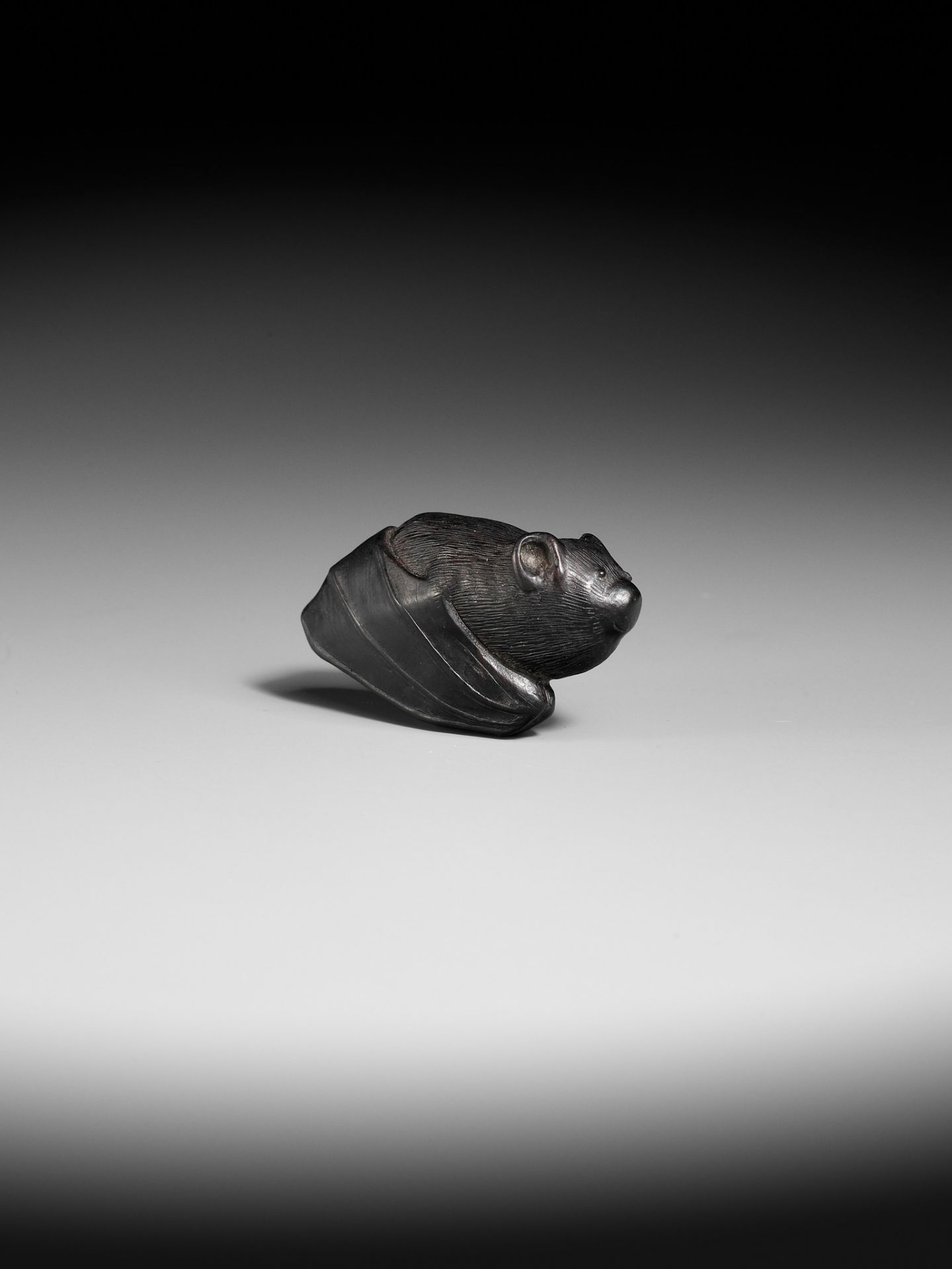 A RARE EBONY NETSUKE OF A BAT - Bild 2 aus 9