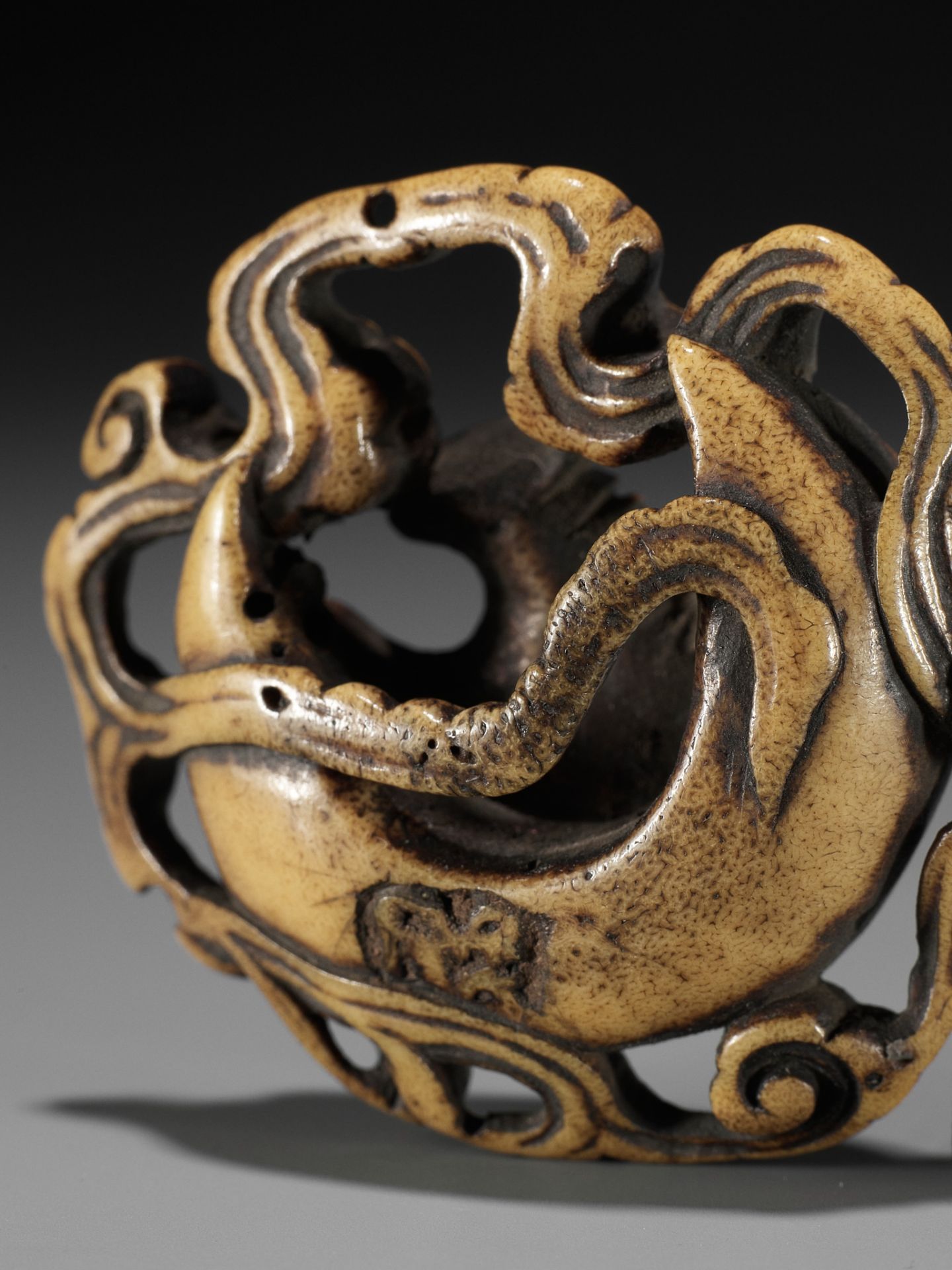A FINE STAG ANTLER RYUSA MANJU NETSUKE OF A CUCKOO AND MOON, ATTRIBUTED TO RENSAI - Image 5 of 12