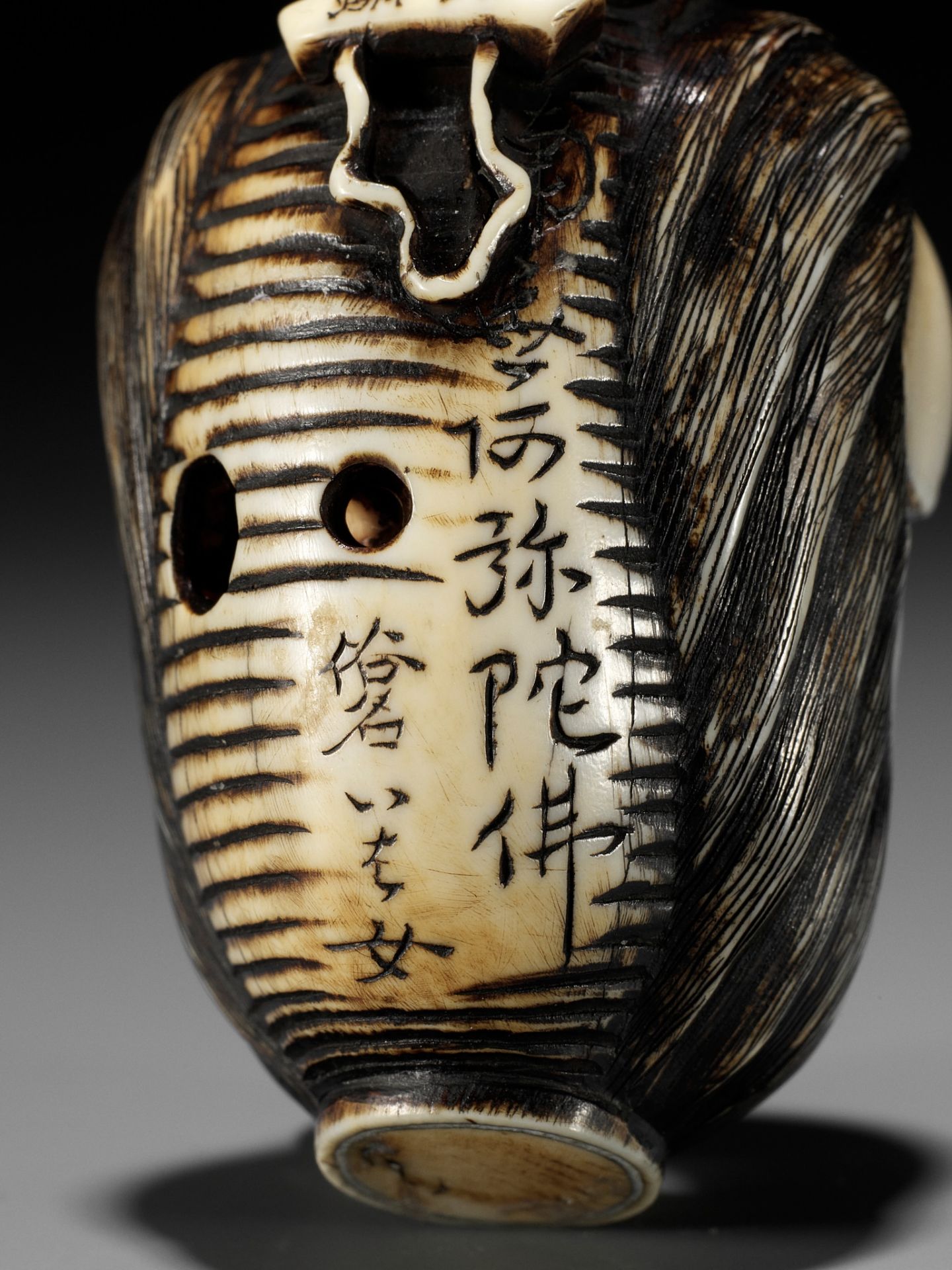MITSUHIRO: A RARE AND IMPORTANT IVORY NETSUKE OF THE GHOST OF OIWA AS A CHOCHIN (LANTERN) - Bild 11 aus 14