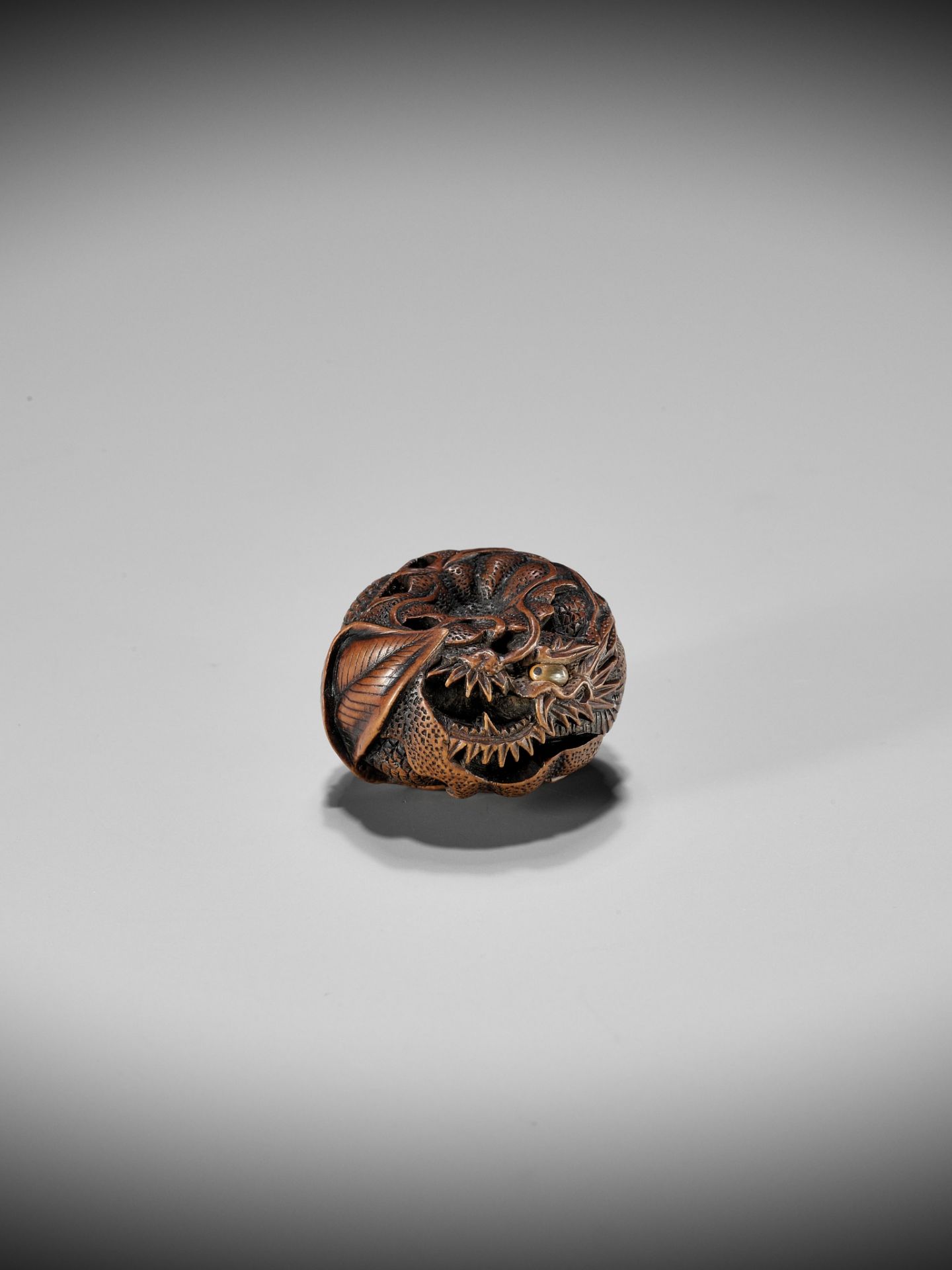 TOYOMASA: A FINE WOOD NETSUKE OF A DRAGON IN A MIKAN - Bild 3 aus 11