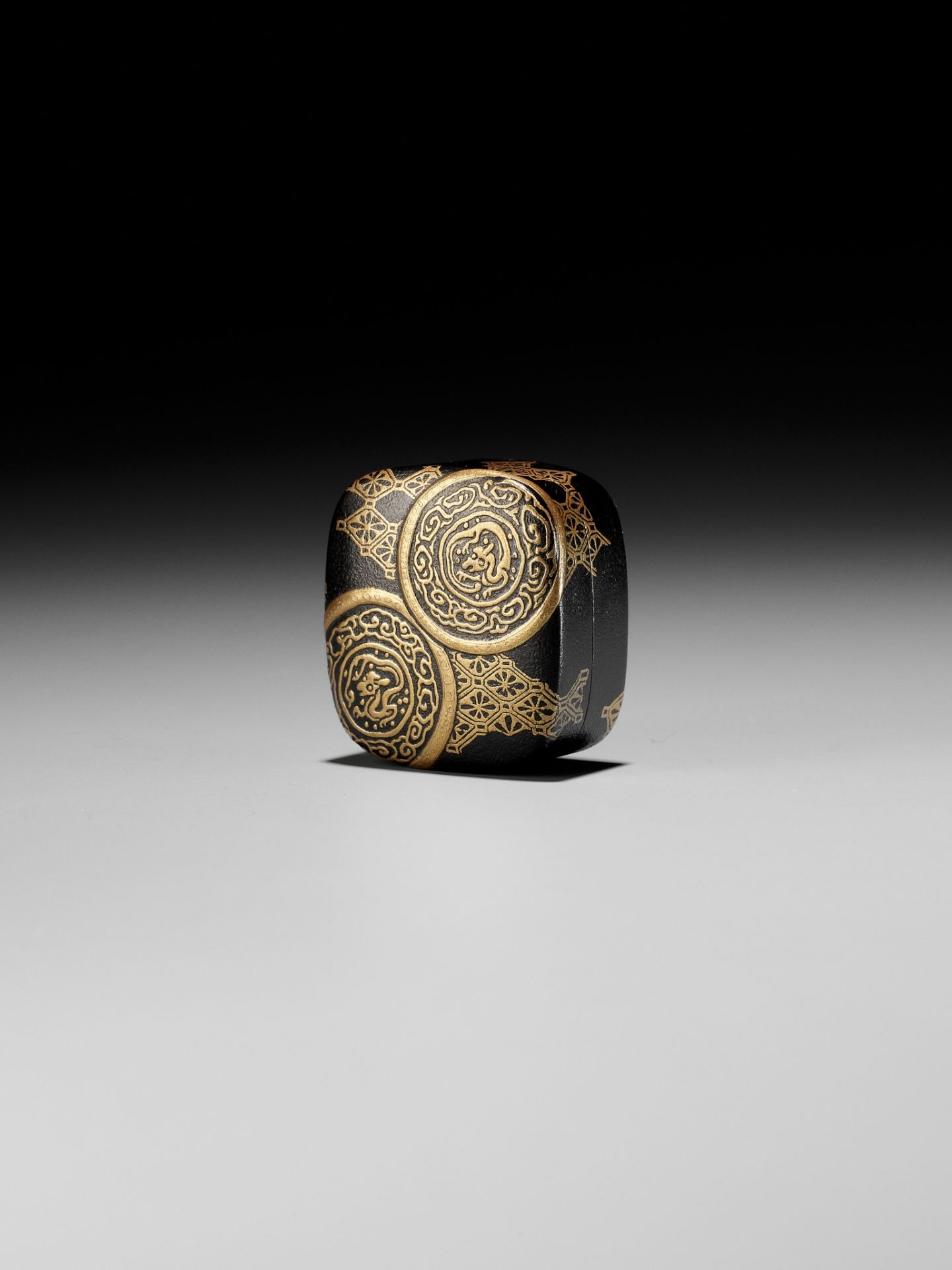 SHIBATA SHINSAI: A FINE AND RARE LACQUER HAKO NETSUKE - Image 5 of 15