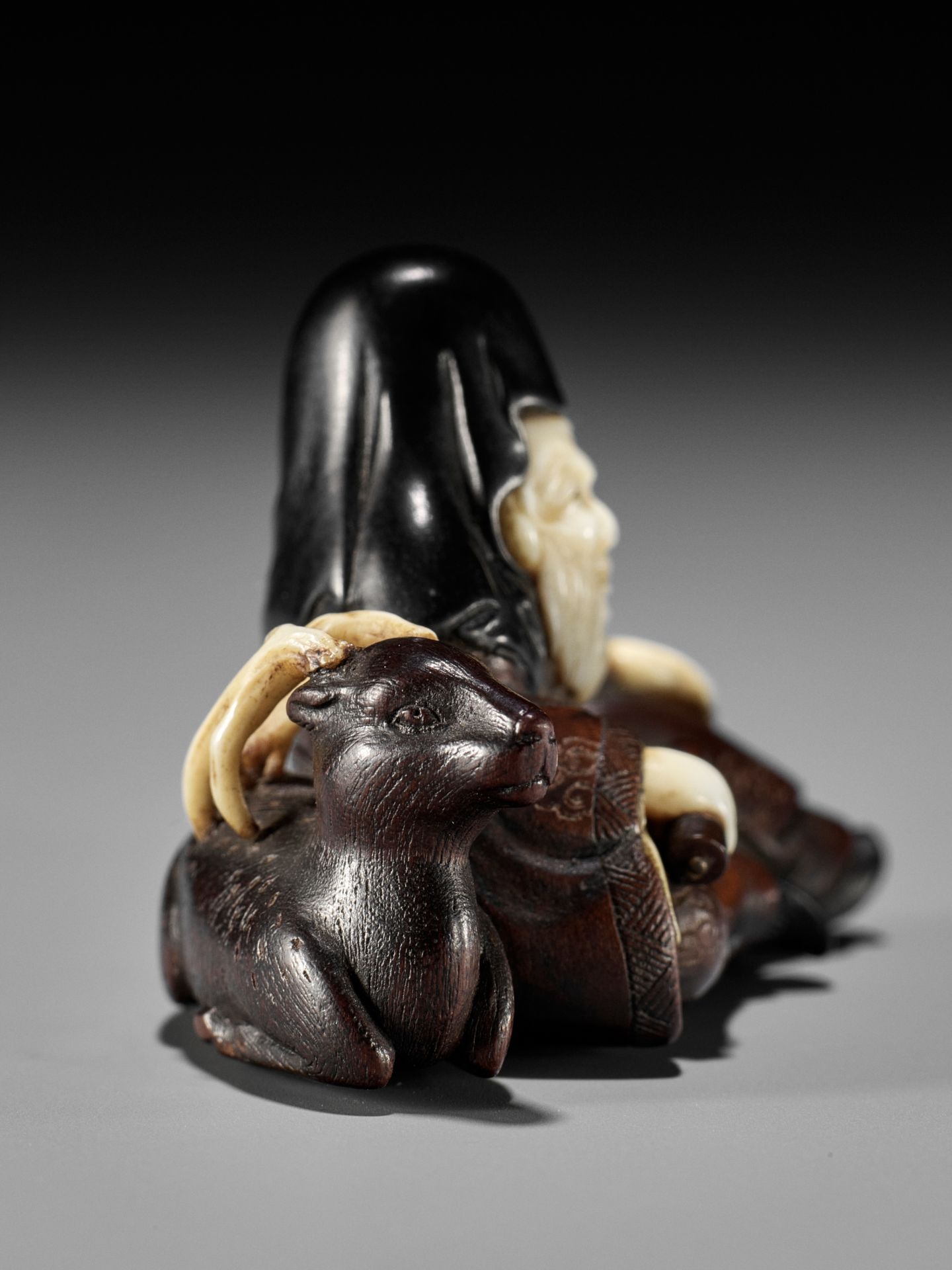 KOKOKU: A VERY FINE INLAID WOOD NETSUKE OF JUROJIN WITH STAG - Image 3 of 12