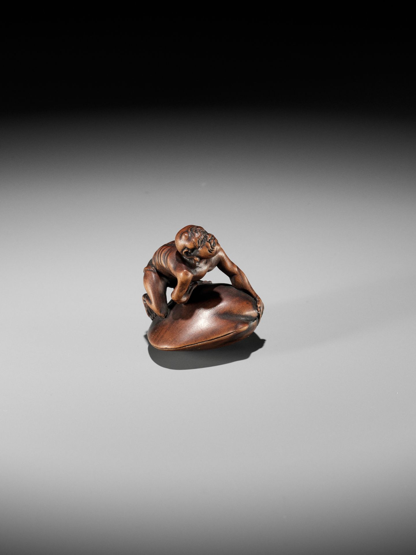 GYOKUZAN: A MASTERFUL MINIATURE WOOD NETSUKE OF A BLINDMAN BEING TRAPPED BY A CLAM - Image 9 of 12