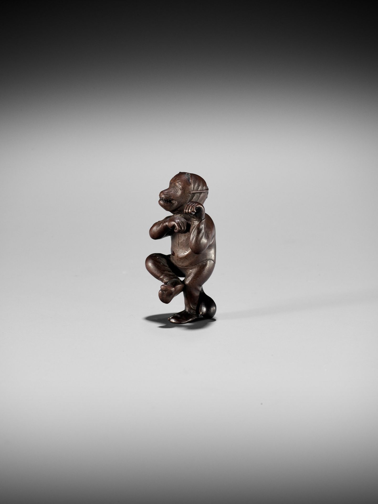 AN EXQUISITELY SMALL WOOD NETSUKE OF A FOX DANCER, ATTRIBUTED TO JUGYOKU - Image 7 of 11