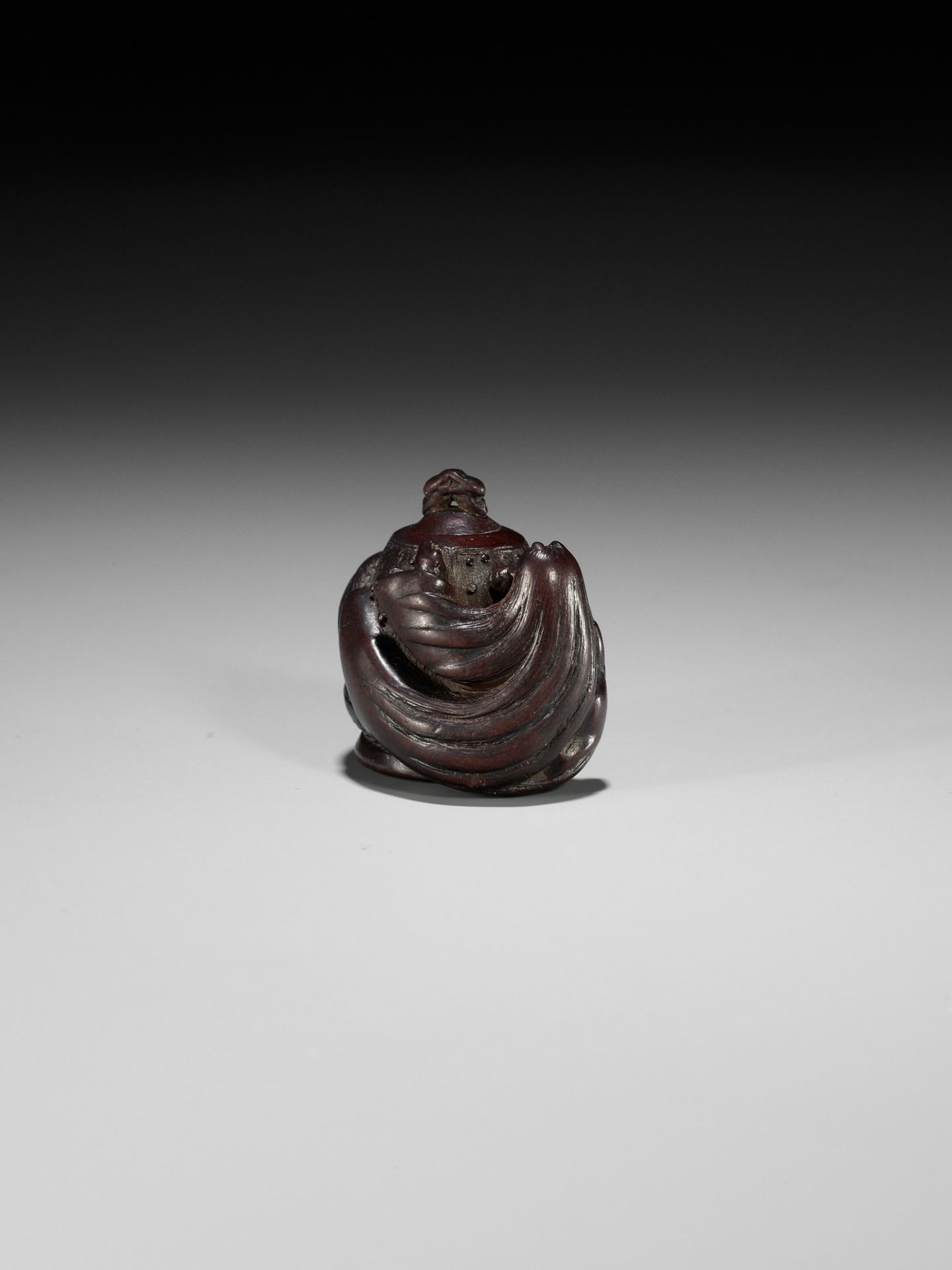 SHIGEYOSHI: AN INLAID DARK WOOD NETSUKE OF KIYOHIME - Bild 2 aus 11