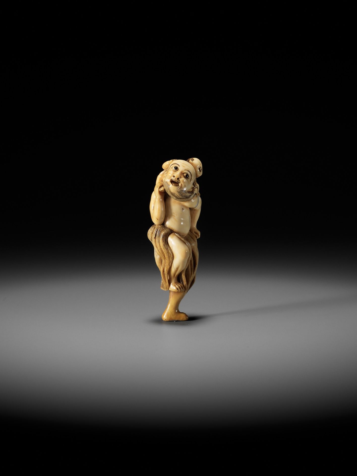 A SUPERB IVORY NETSUKE OF A FISHERMAN CARRYING A BOY, ATTRIBUTED TO GECHU - Image 8 of 12