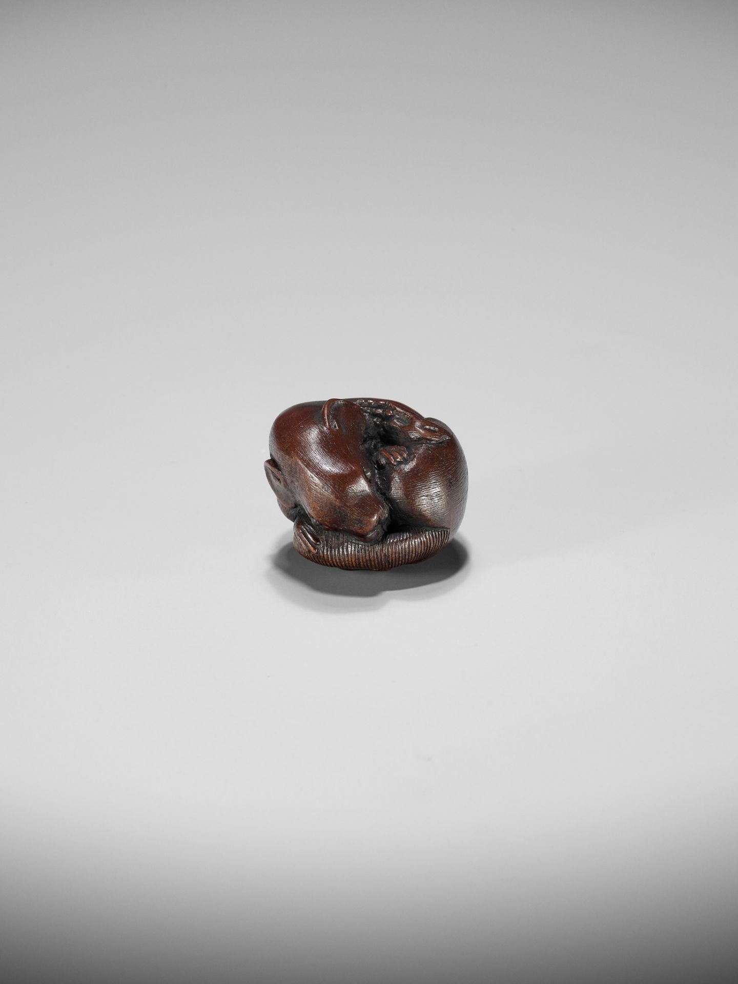 YOSHIHISA: A FINE WOOD NETSUKE OF A COILED RAT - Bild 10 aus 11