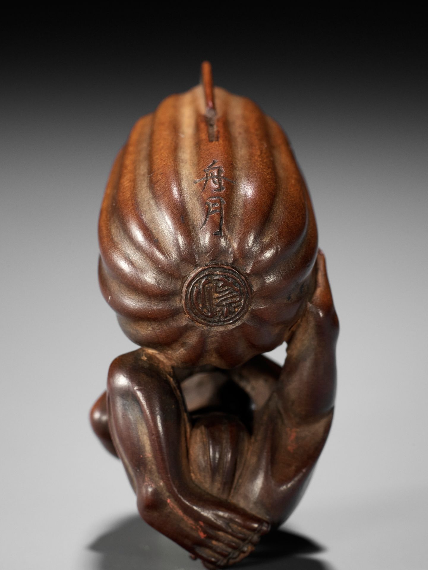 SHUGETSU SHIZAN: A FINE WOOD NETSUKE OF A MAN CUTTING A GIGANTIC GOURD - Image 11 of 11