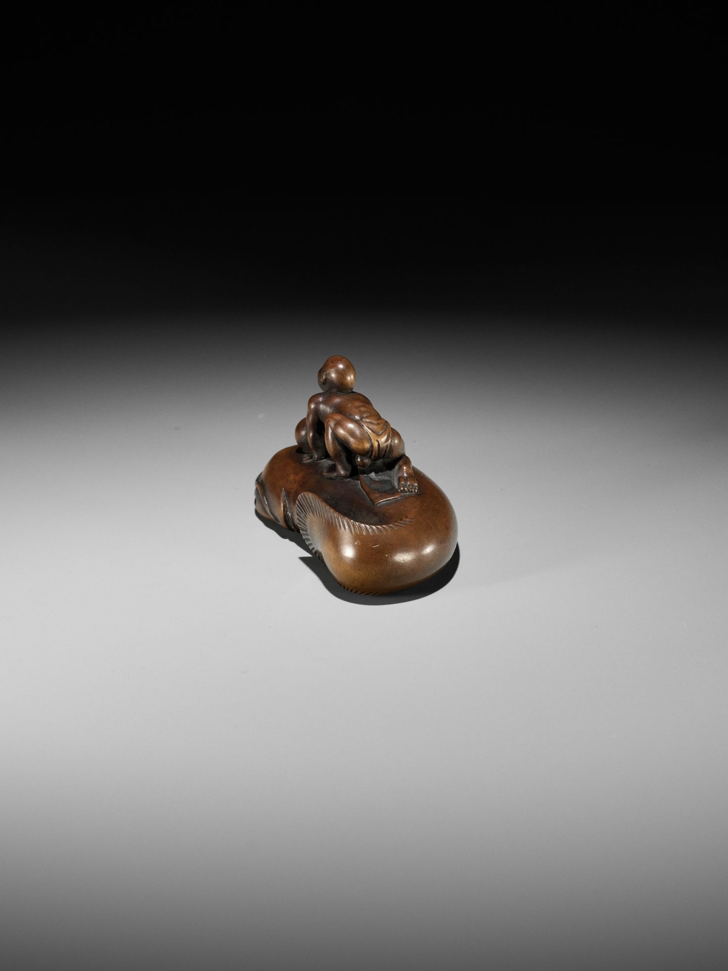 MUGAI: A RARE WOOD NETSUKE OF A BLIND FISHERMAN TAMING THE NAMAZU - Bild 6 aus 13