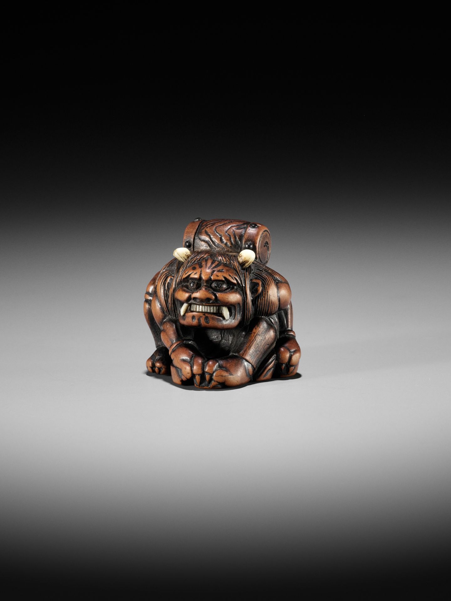 MASASADA: A POWERFUL WOOD NETSUKE OF RAIJIN WITH DRUM - Bild 11 aus 13