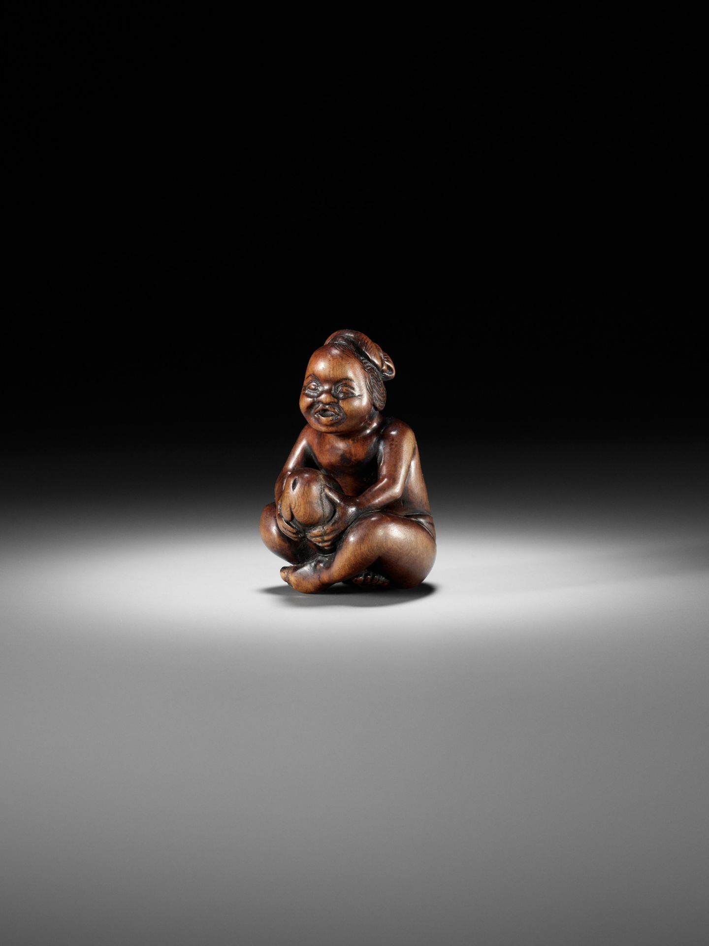 A SUPERB WOOD SHUNGA NETSUKE OF A MAN WITH OKAME MASK - Bild 2 aus 14