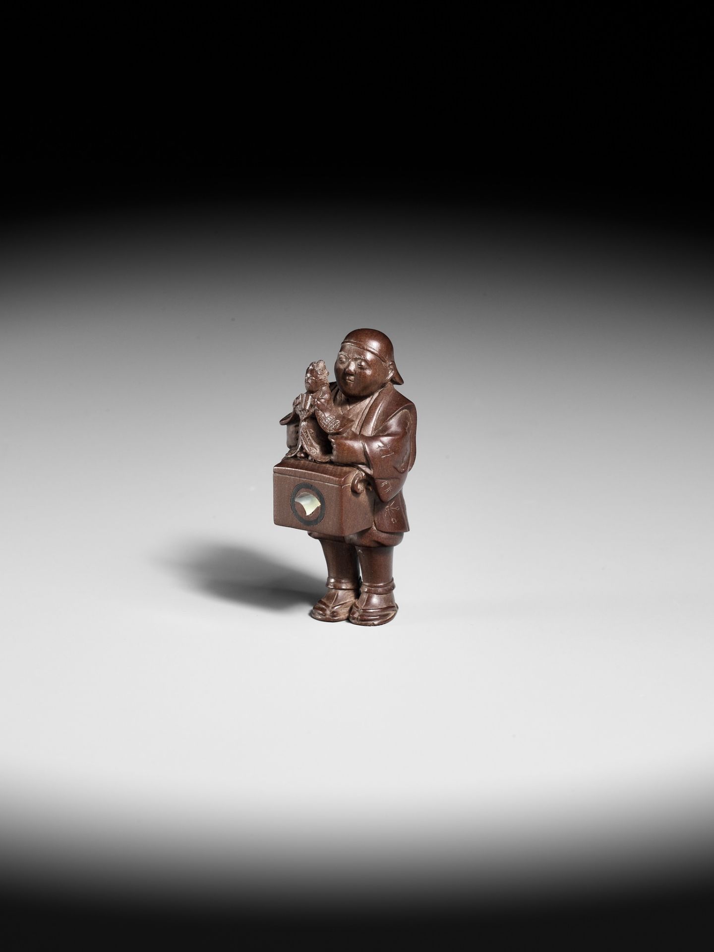 SOZAN: A VERY FINE SO SCHOOL WOOD NETSUKE OF A PUPPETEER - Bild 7 aus 13