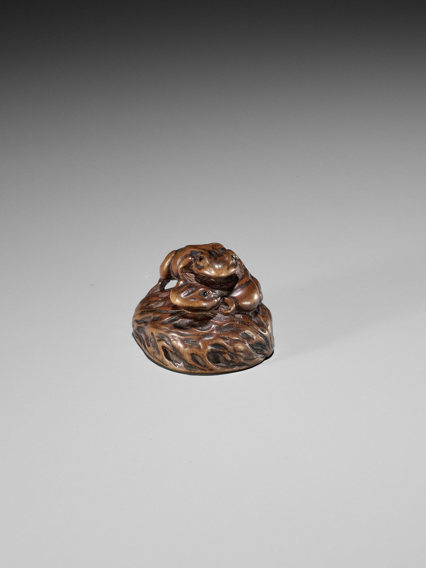 ISSAN: A WOOD NETSUKE OF TWO TOADS ON A WALNUT - Bild 7 aus 11