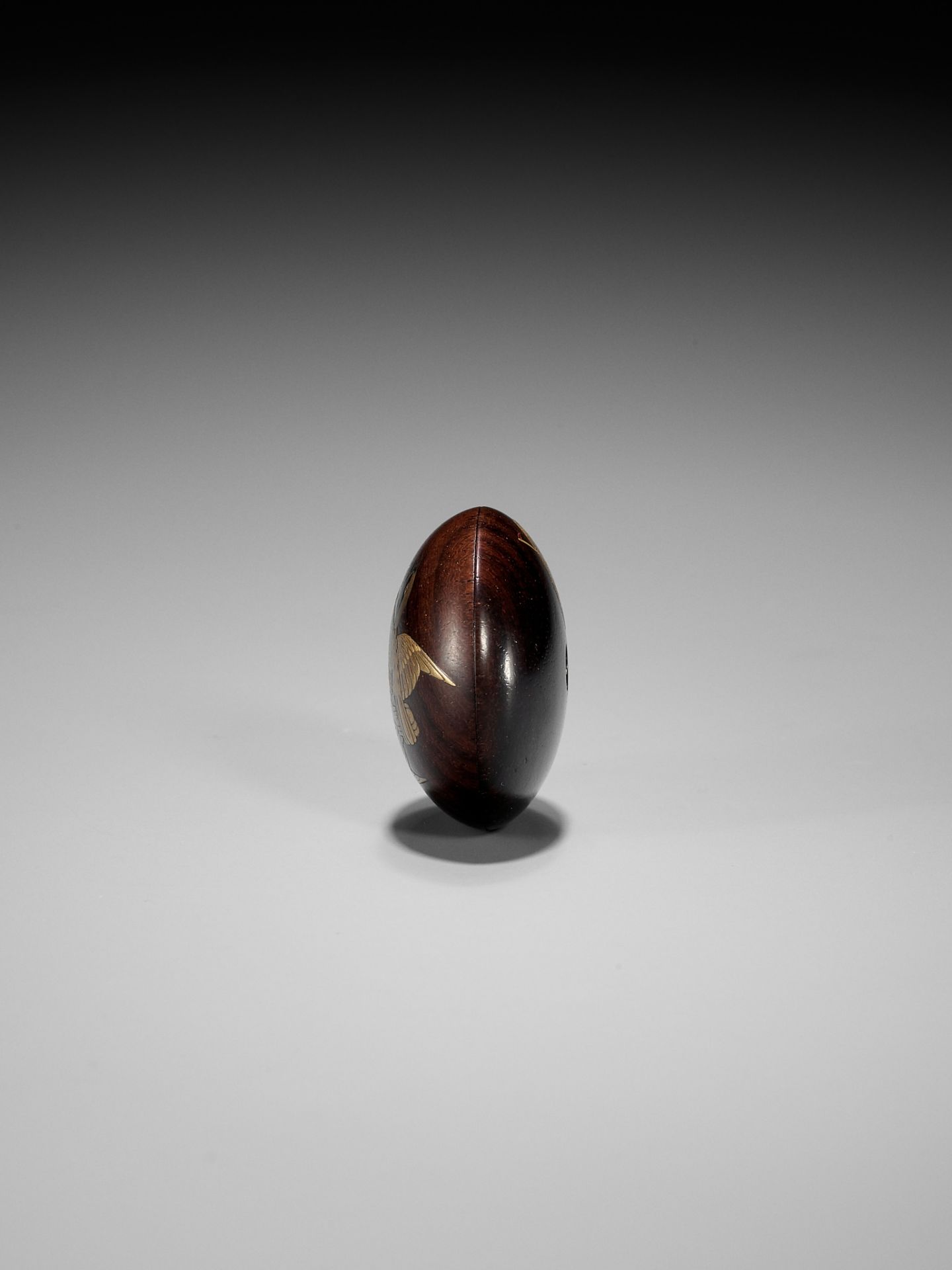 IKESHIMA YOSHINORI: A LACQUER MANJU NETSUKE DEPICTING THE TONGUE CUT SPARROW - Bild 5 aus 8