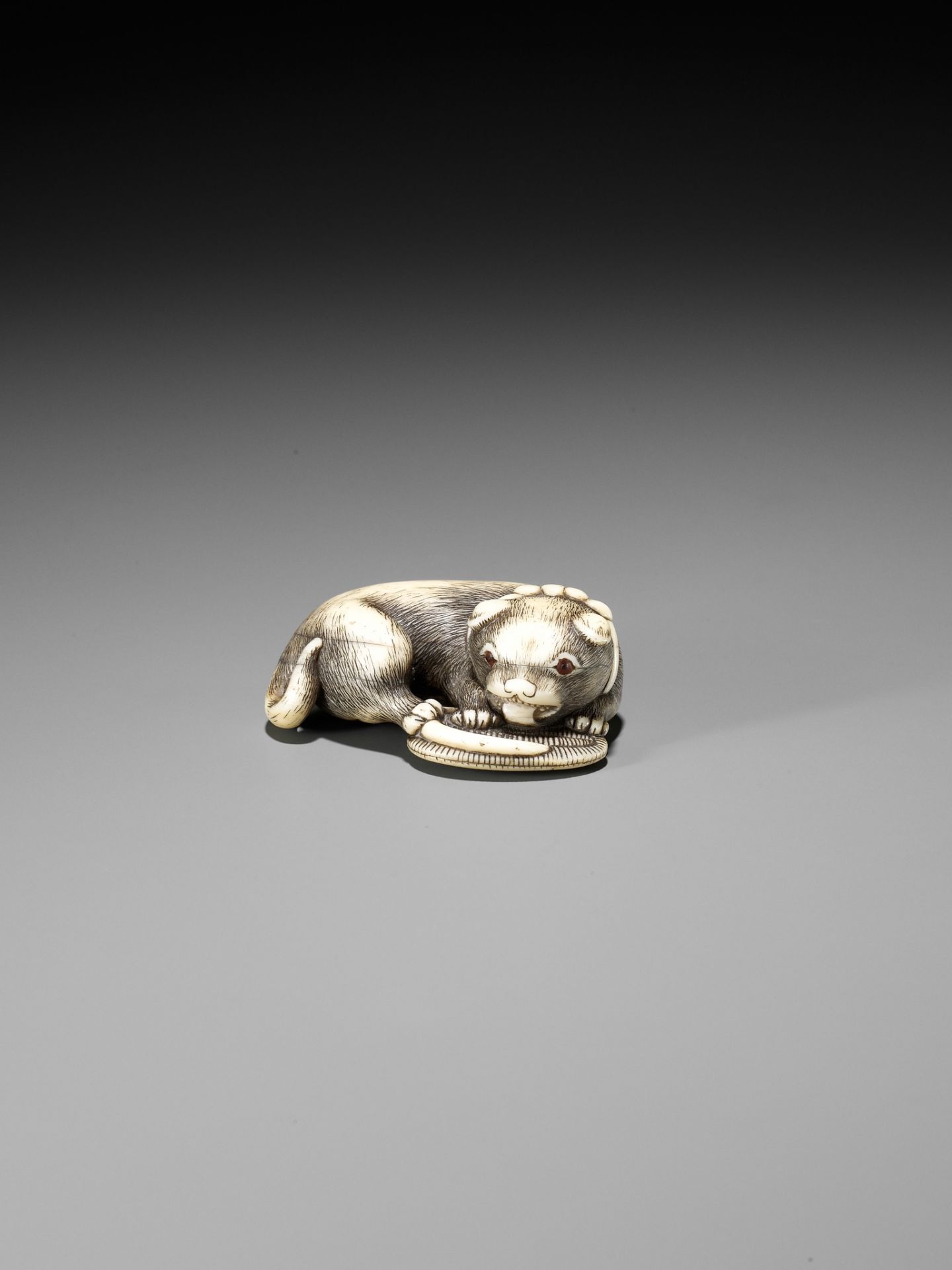 A FINE OSAKA SCHOOL IVORY NETSUKE OF A PUPPY PLAYING WITH A SANDAL (WARAJI) - Bild 5 aus 10