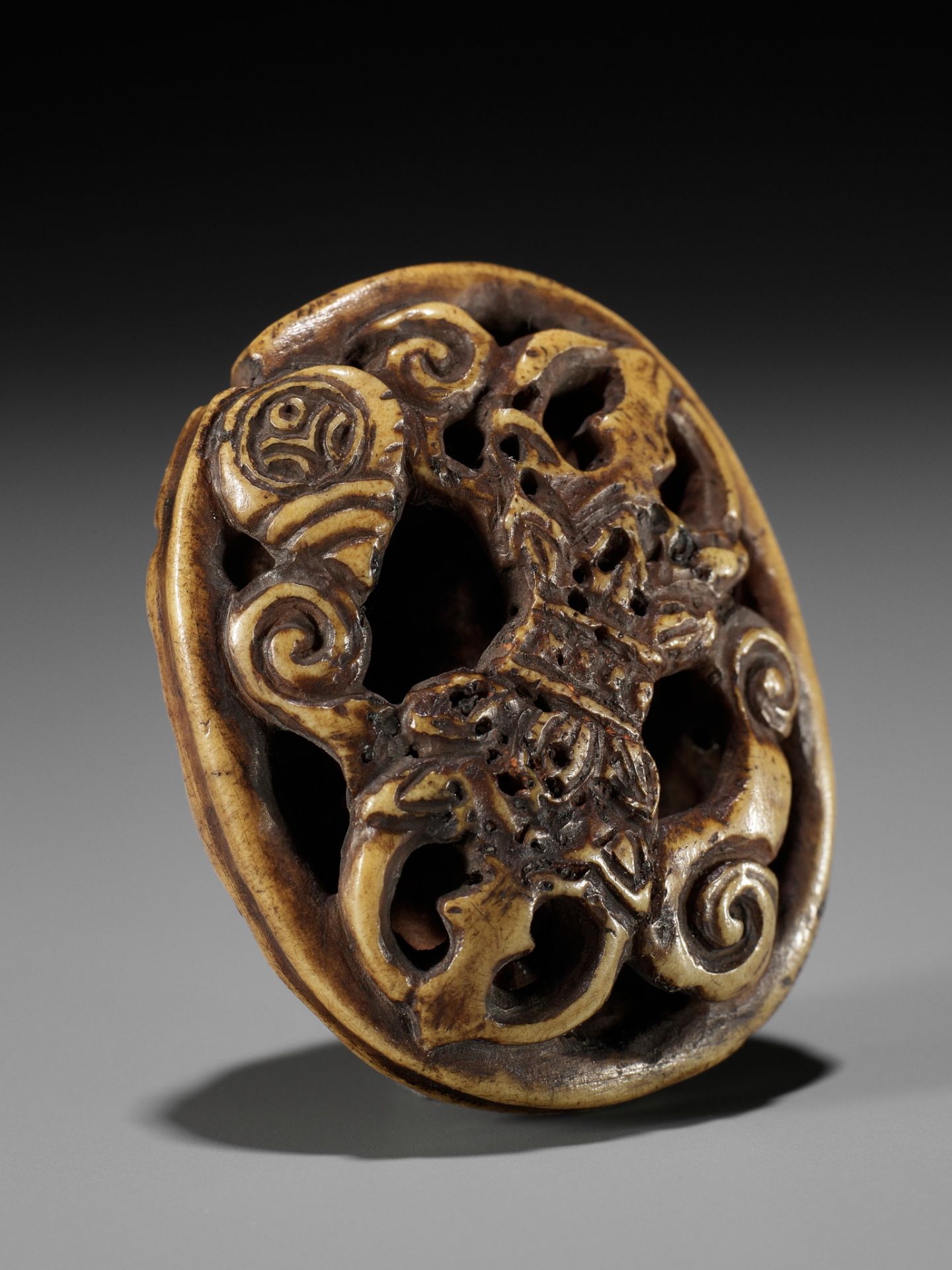 KOKUSAI: A STAG ANTLER RYUSA MANJU NETSUKE DEPICTING A ROOF TILE WITH ONI MASK (ONIGAWARA) - Image 14 of 14